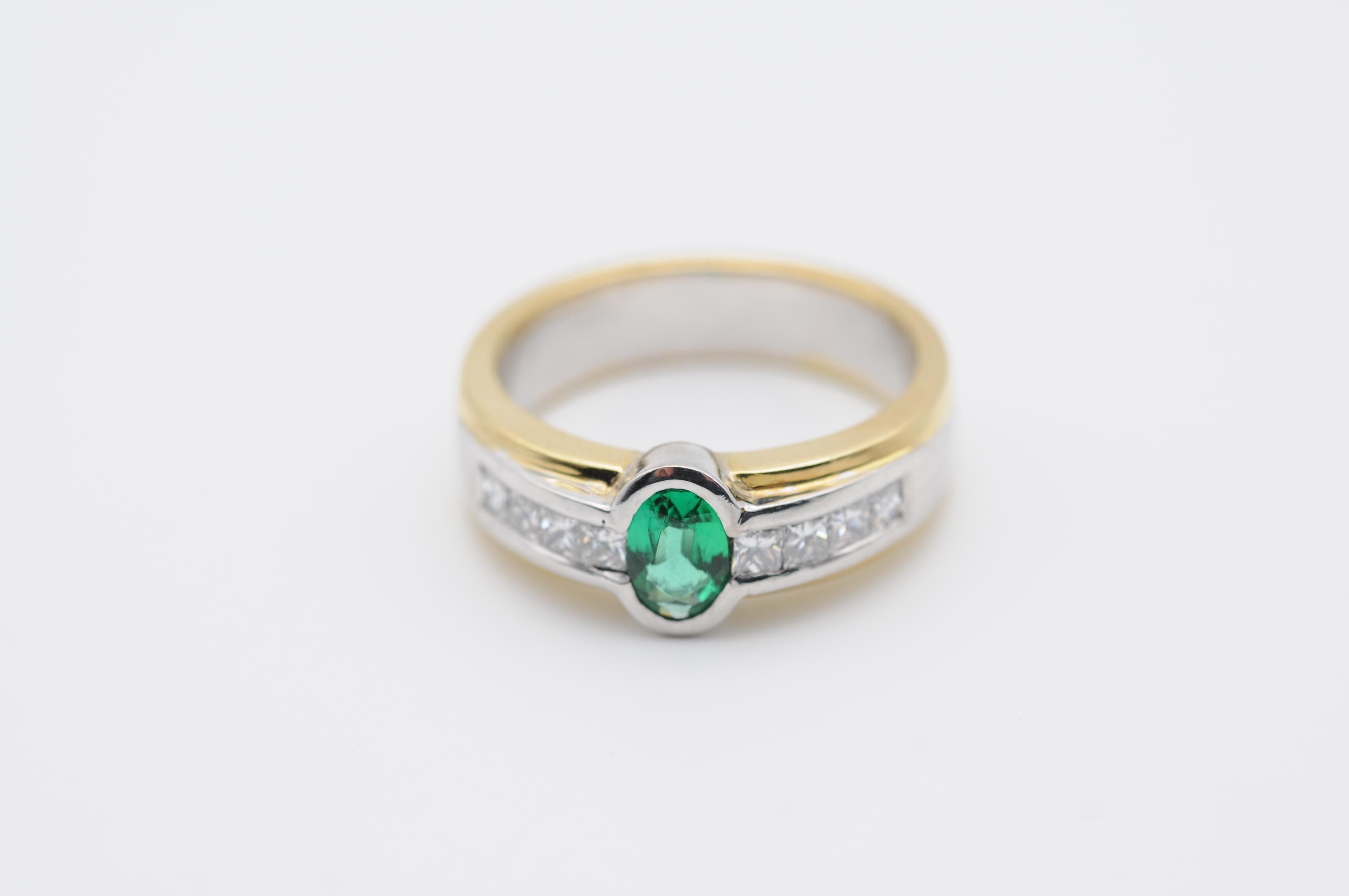 Unique Solitaire emerald Ring VVI, W . 18K

approximately 5 carats of diamonds and 0.70 emerald

Gold alloy: 18k white gold and yellow gold
Stones: 8 diamonds total carat approx. 0.72 ct.
Clarity: VSI/very small inclusions
Colour: W/Wesselton
Cut: