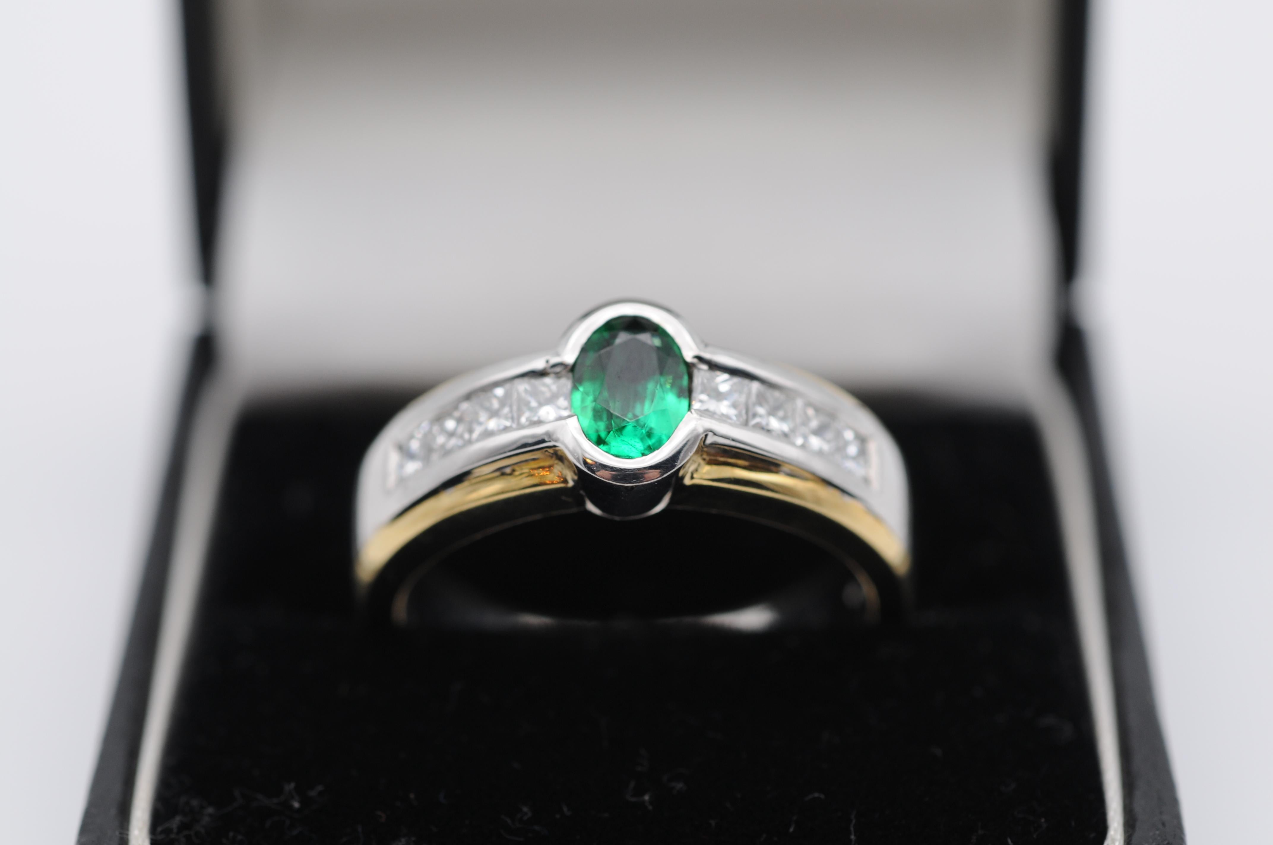 Unique Solitaire Emerald Ring VVI, W, 18K In Good Condition For Sale In Berlin, BE
