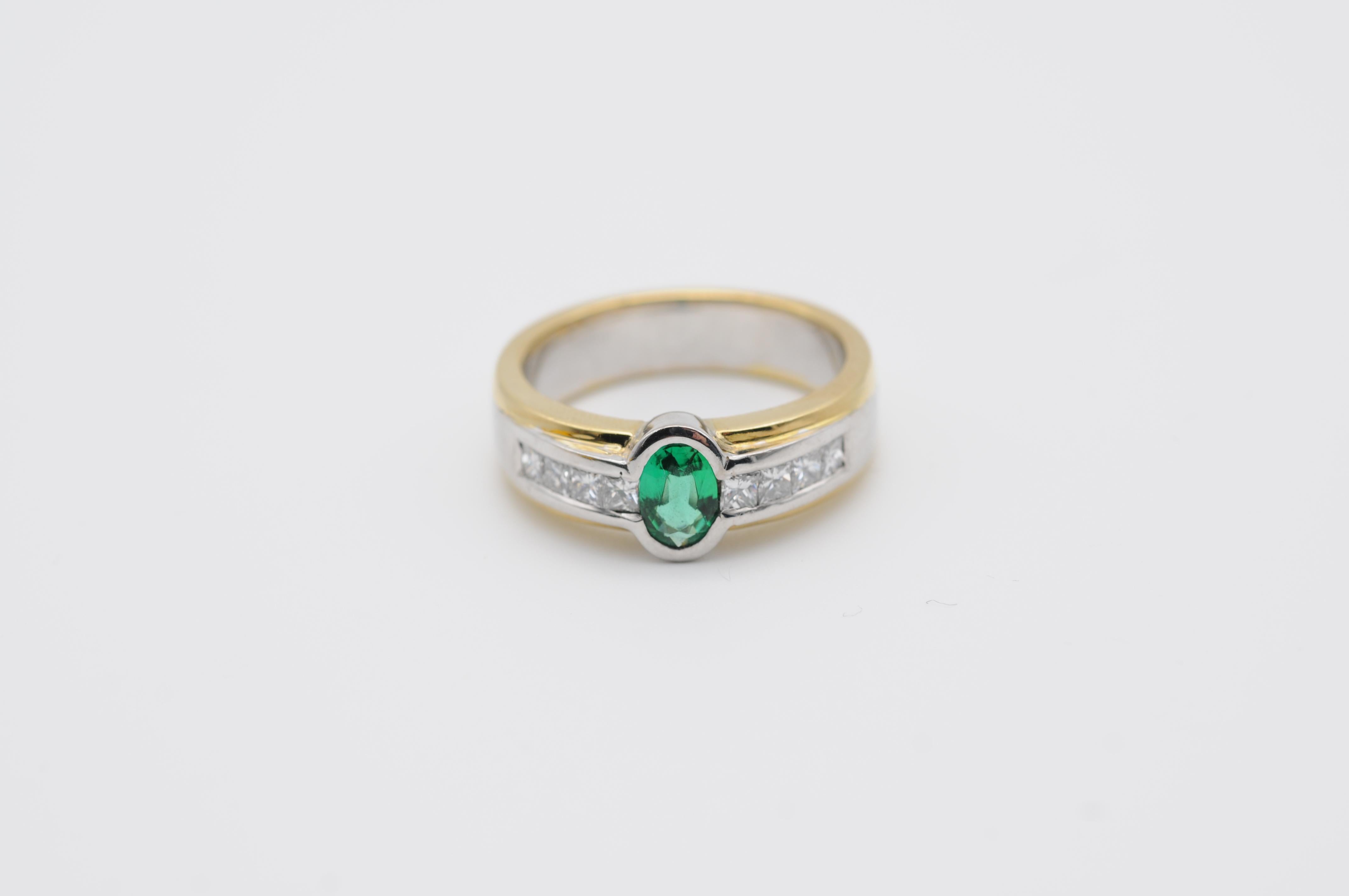 Women's or Men's Unique Solitaire Emerald Ring VVI, W, 18K For Sale