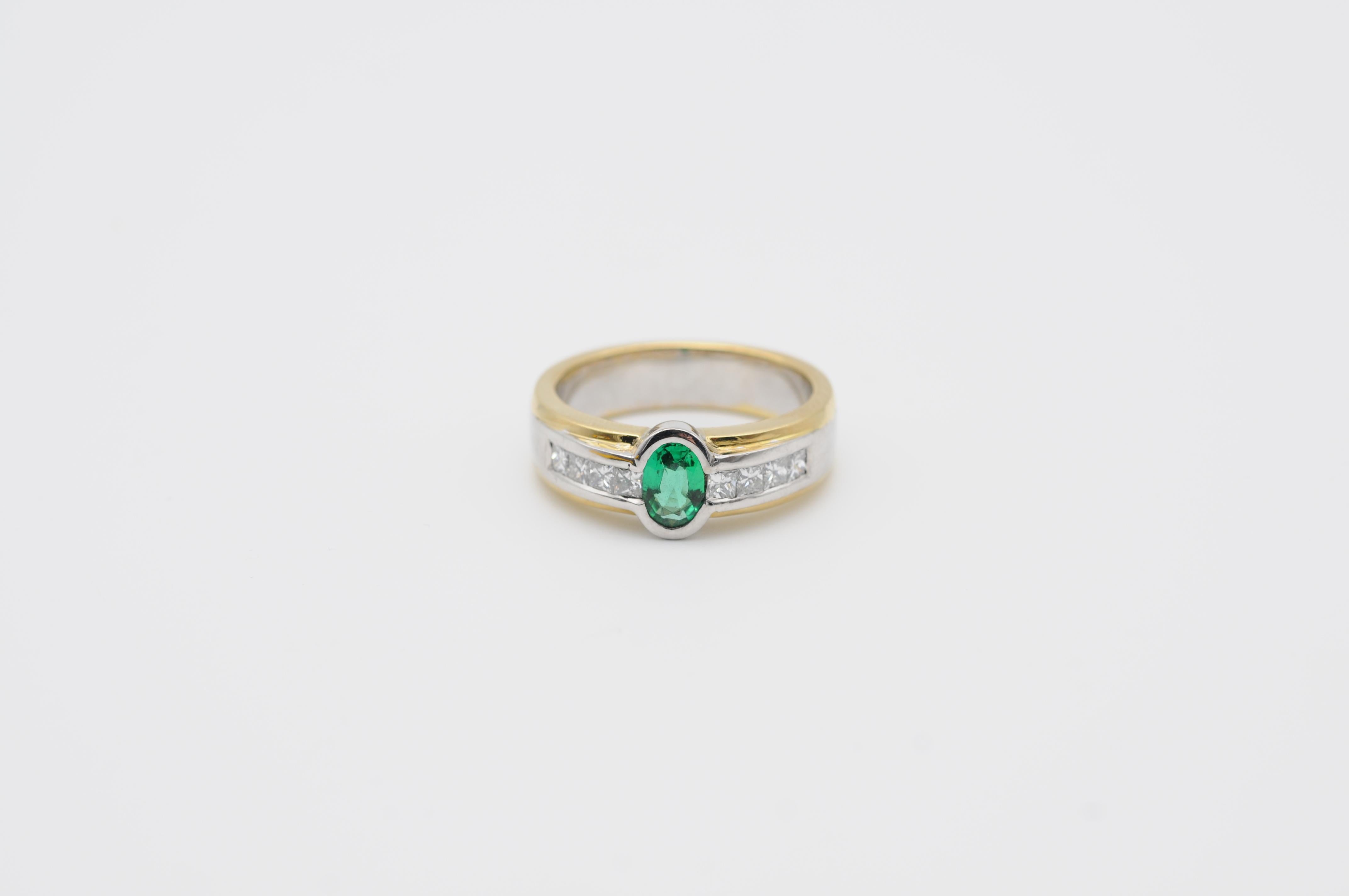 Unique Solitaire Emerald Ring VVI, W, 18K For Sale 1
