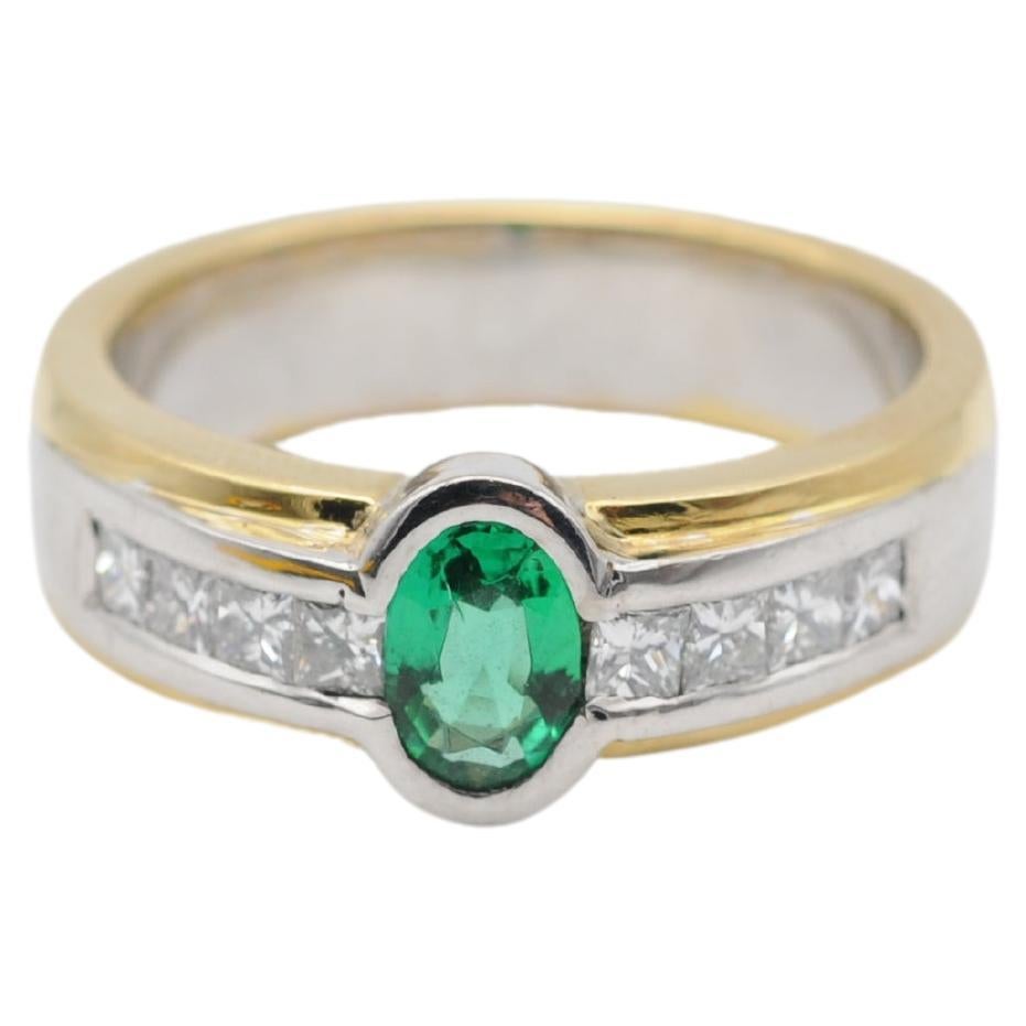 Unique Solitaire Emerald Ring VVI, W, 18K For Sale