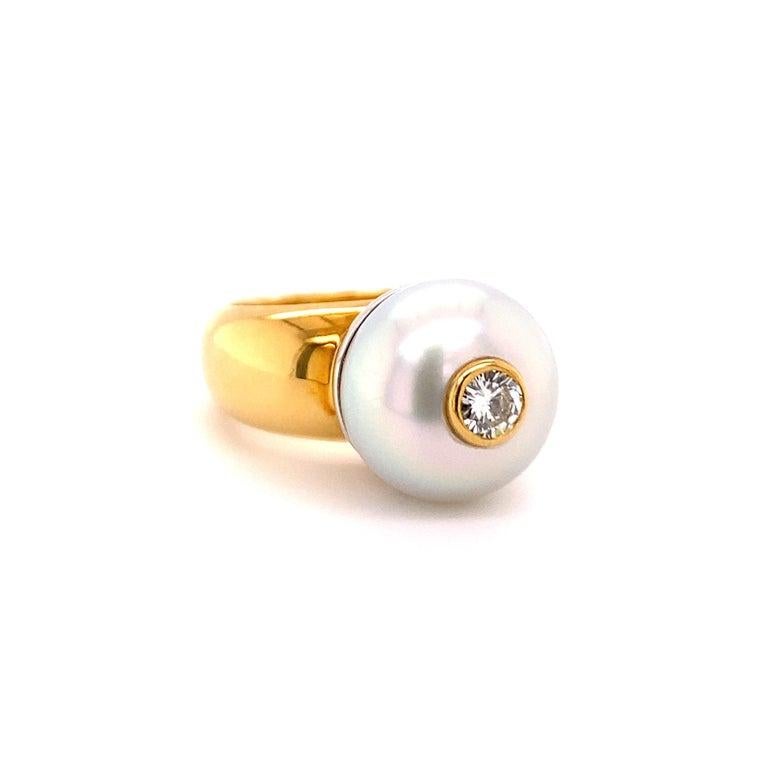 Moderne Bague unique en or jaune et blanc avec perles des mers du Sud et diamants en vente