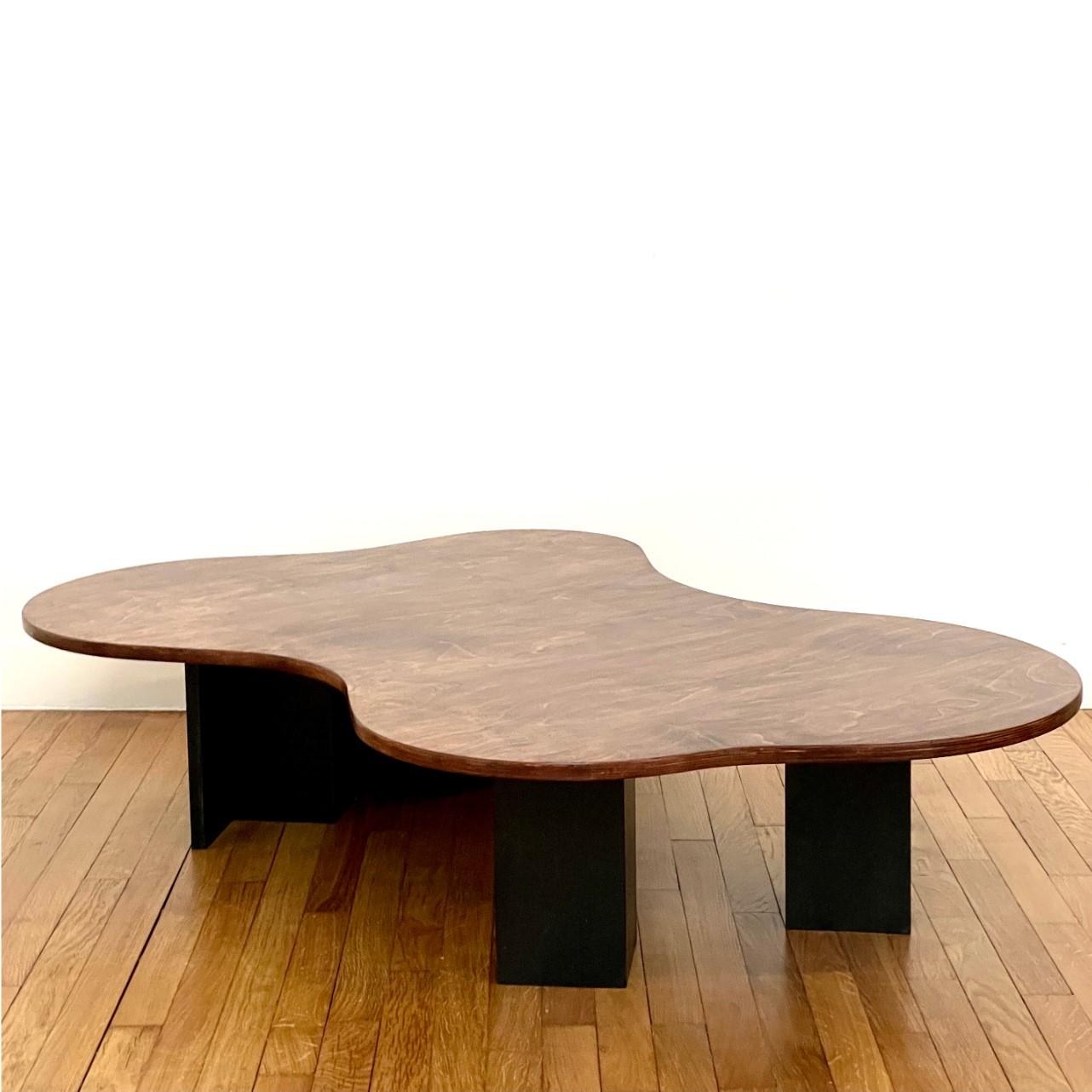Einzigartiger Überlauftisch von Goons 
Abmessungen:  B 97 x T 147 x H 33 cm
MATERIALIEN: Holz
Die Abmessungen können um +/- 10 cm angepasst werden.

Goons hat seinen Sitz in Paris, Frankreich. Alle ihre Entwürfe sind aus Holz gefertigt.