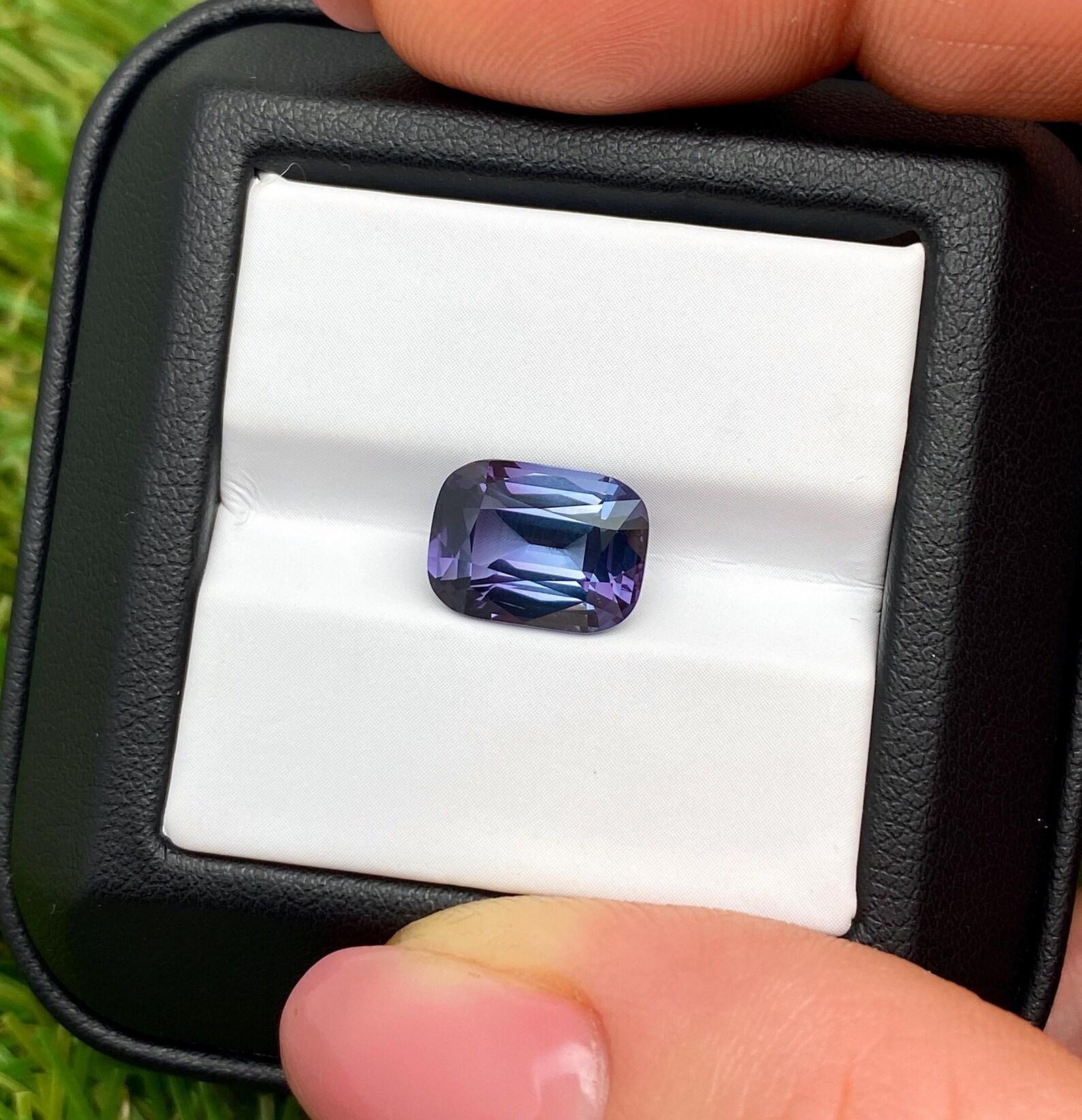 Spinelle unique, violet bleuté, pierre précieuse naturelle de 4,67 carats, taille coussin, Tanzanie, GIA en vente 1