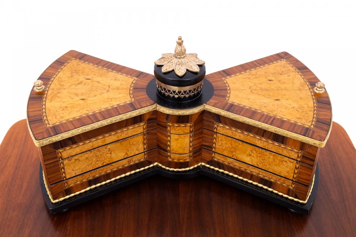 Un joyero giratorio único, Francia. Después de la renovación.

Una caja de madera con elementos metálicos. Esta caja única gira para mostrar sus compartimentos. Se han restaurado el interior y el exterior, creando espacios dedicados a diversos tipos