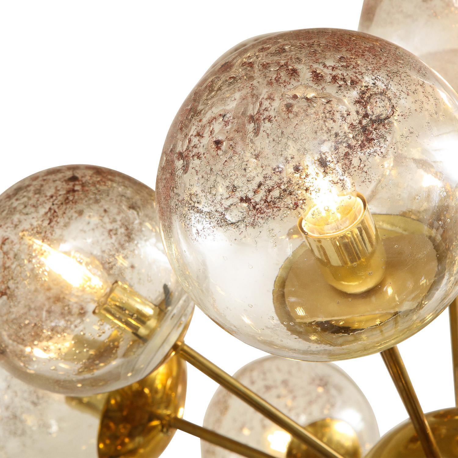 italien Lustre unique de style Spoutnik en laiton poli avec globes en verre 2022 en vente