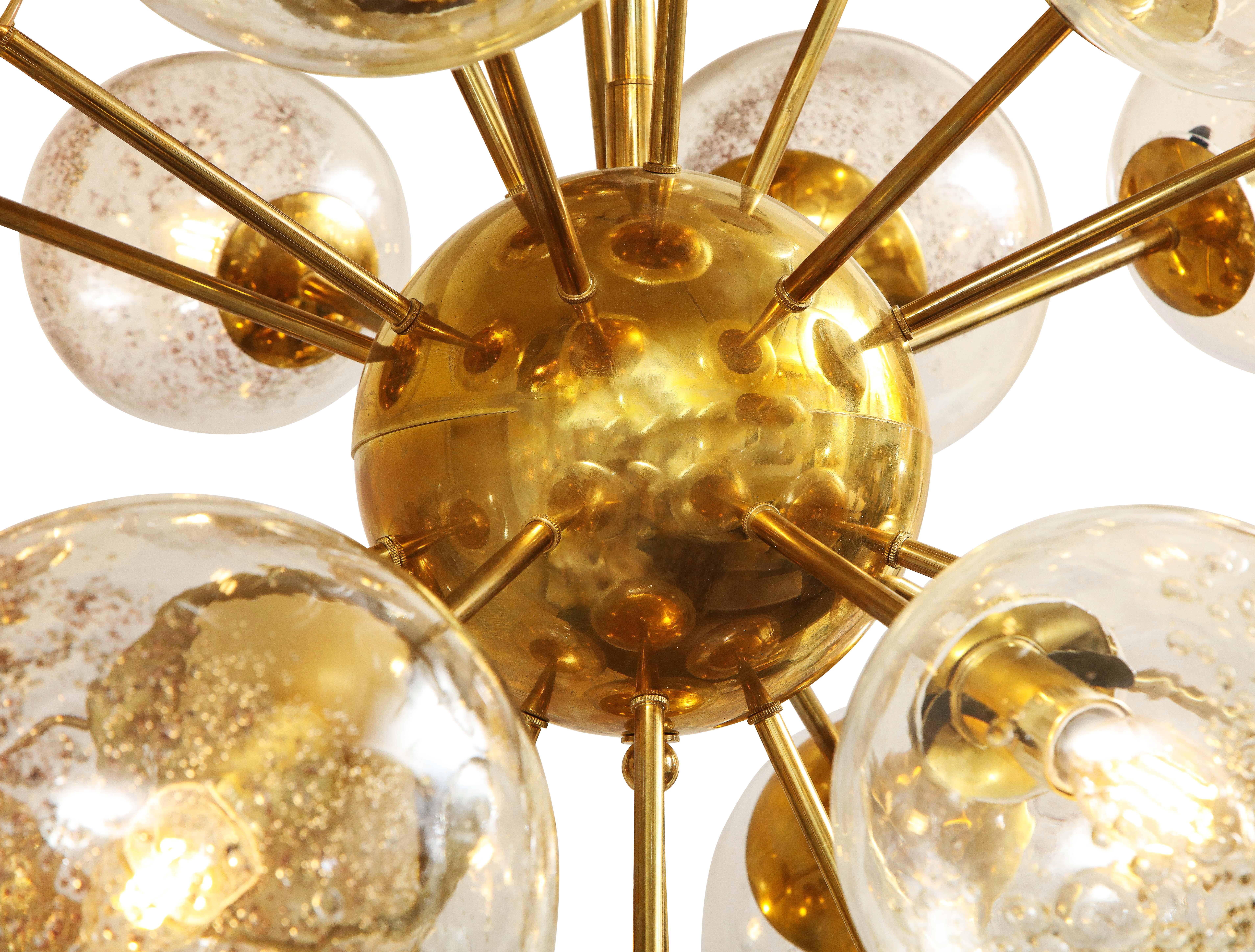 Lustre unique de style Spoutnik en laiton poli avec globes en verre 2022 Neuf - En vente à New York, NY