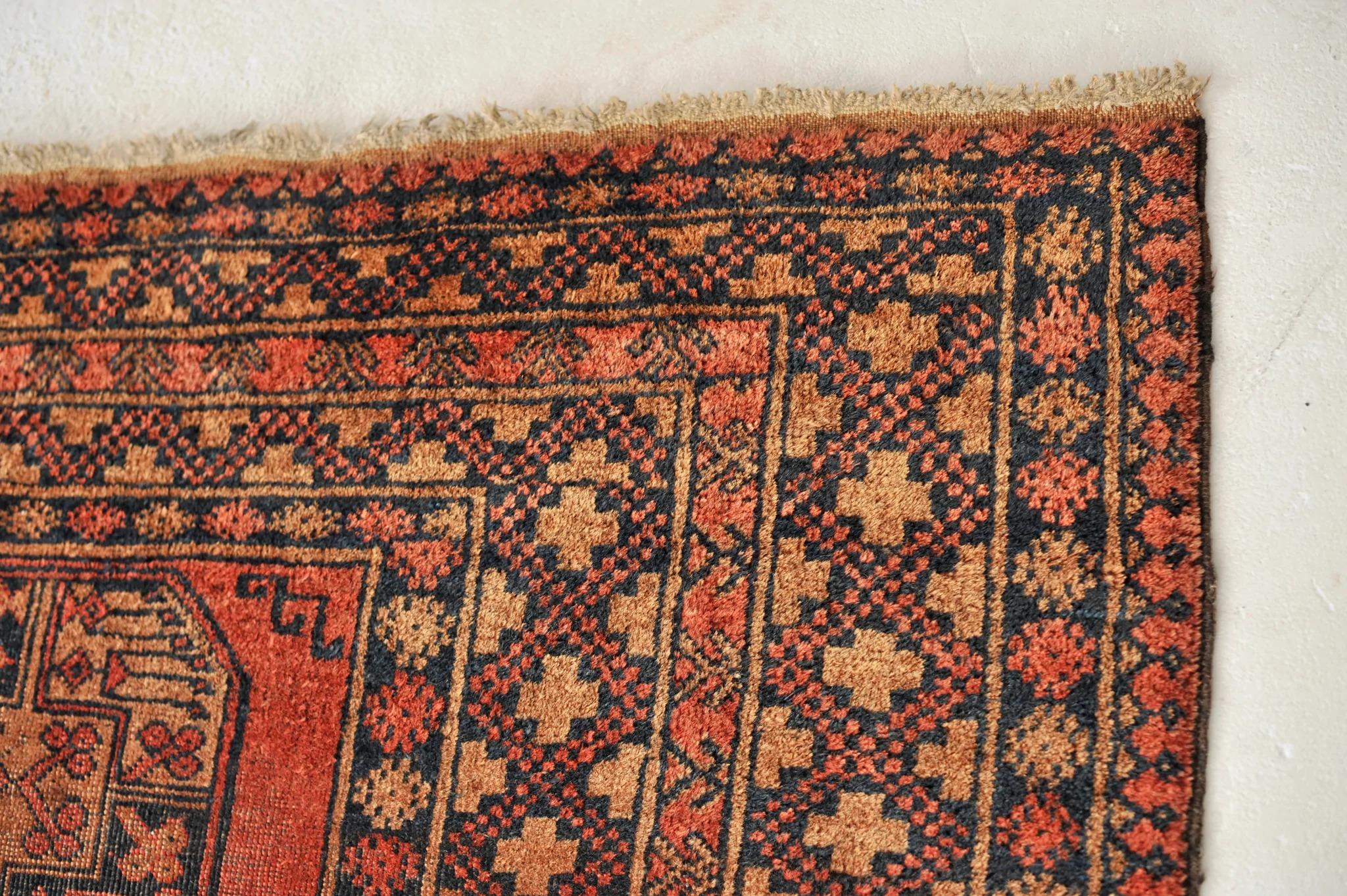 Tapis de laine Antiquities unique de forme carrée Bon état - En vente à Milwaukee, WI