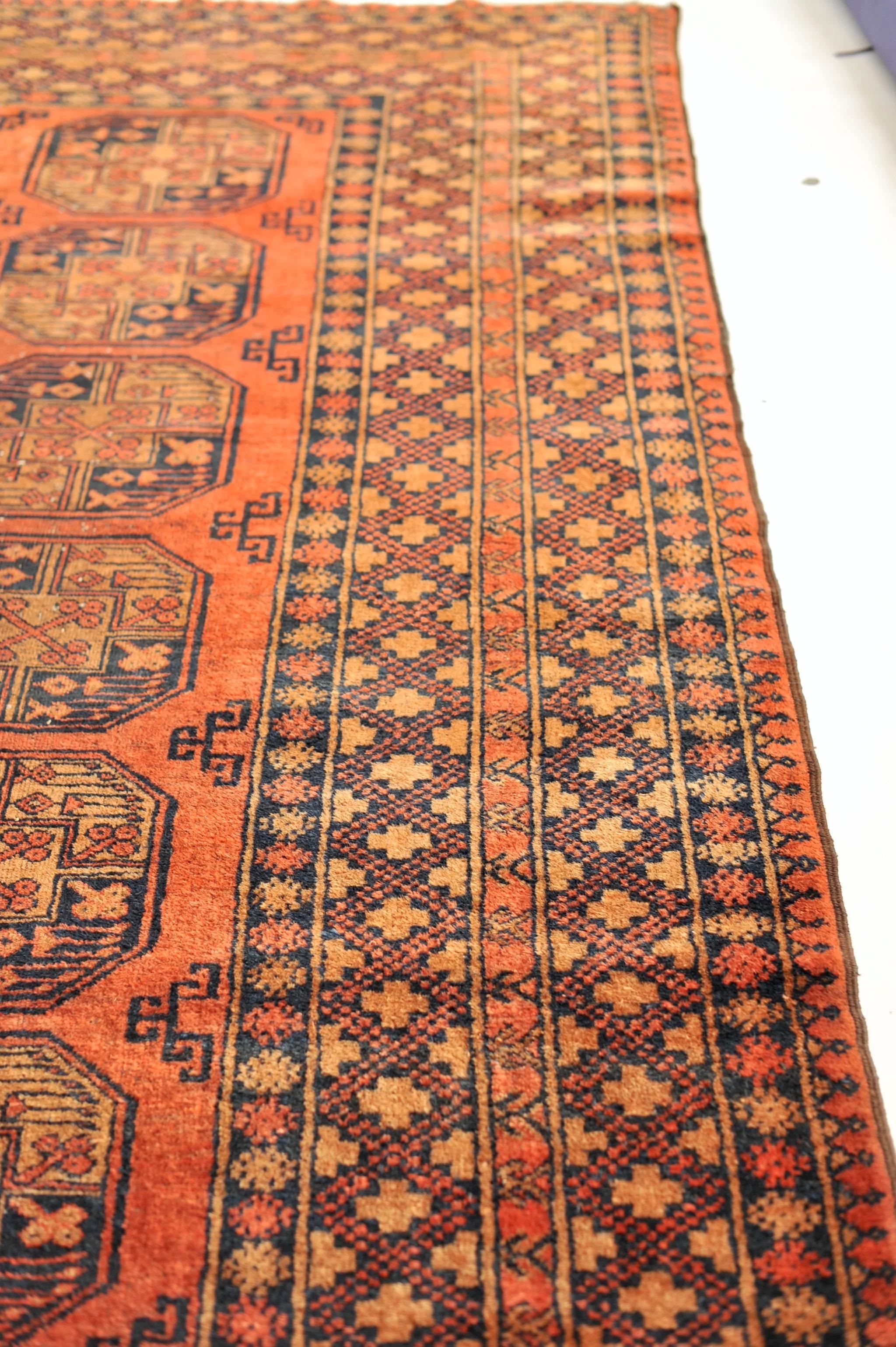 Alfombra cuadrada única de lana antigua Ersari en venta 3