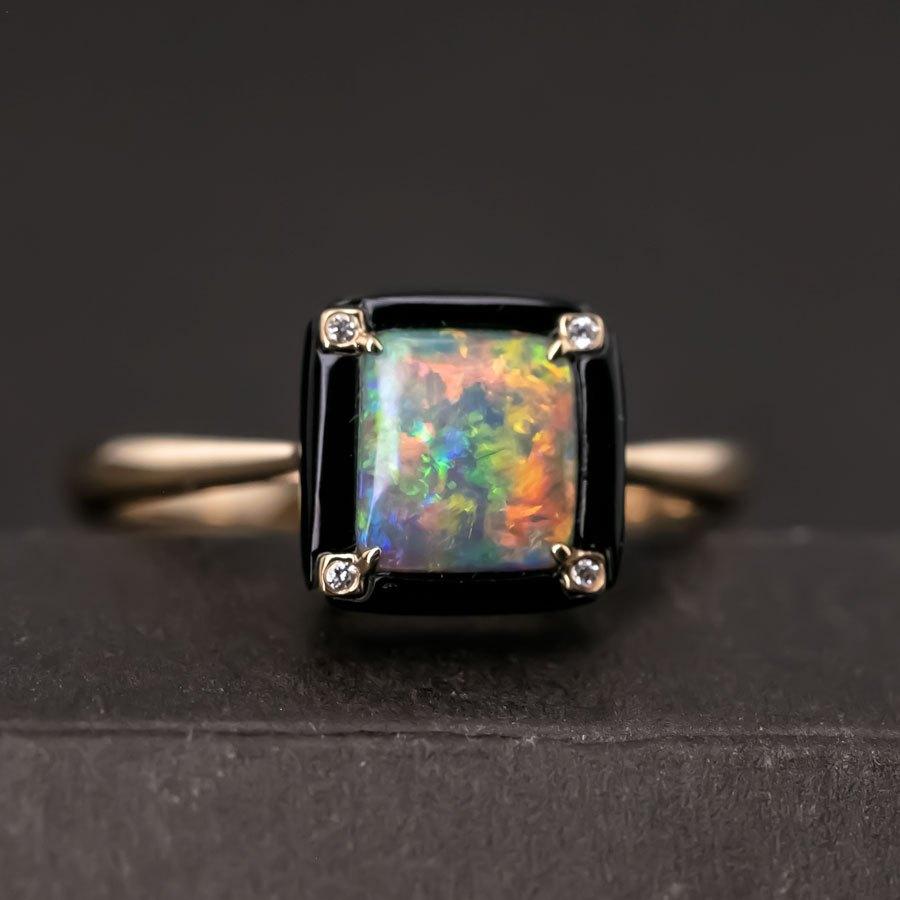 Einzigartiger quadratischer australischer Schwarzer Opal Achat Diamant Verlobungsring 18K Gelbgold.


Kostenloser Inlandsversand mit USPS First Class! Kostenlose Geschenktüte oder -box zu jeder Bestellung!

Der Opal, die Königin der Edelsteine, ist