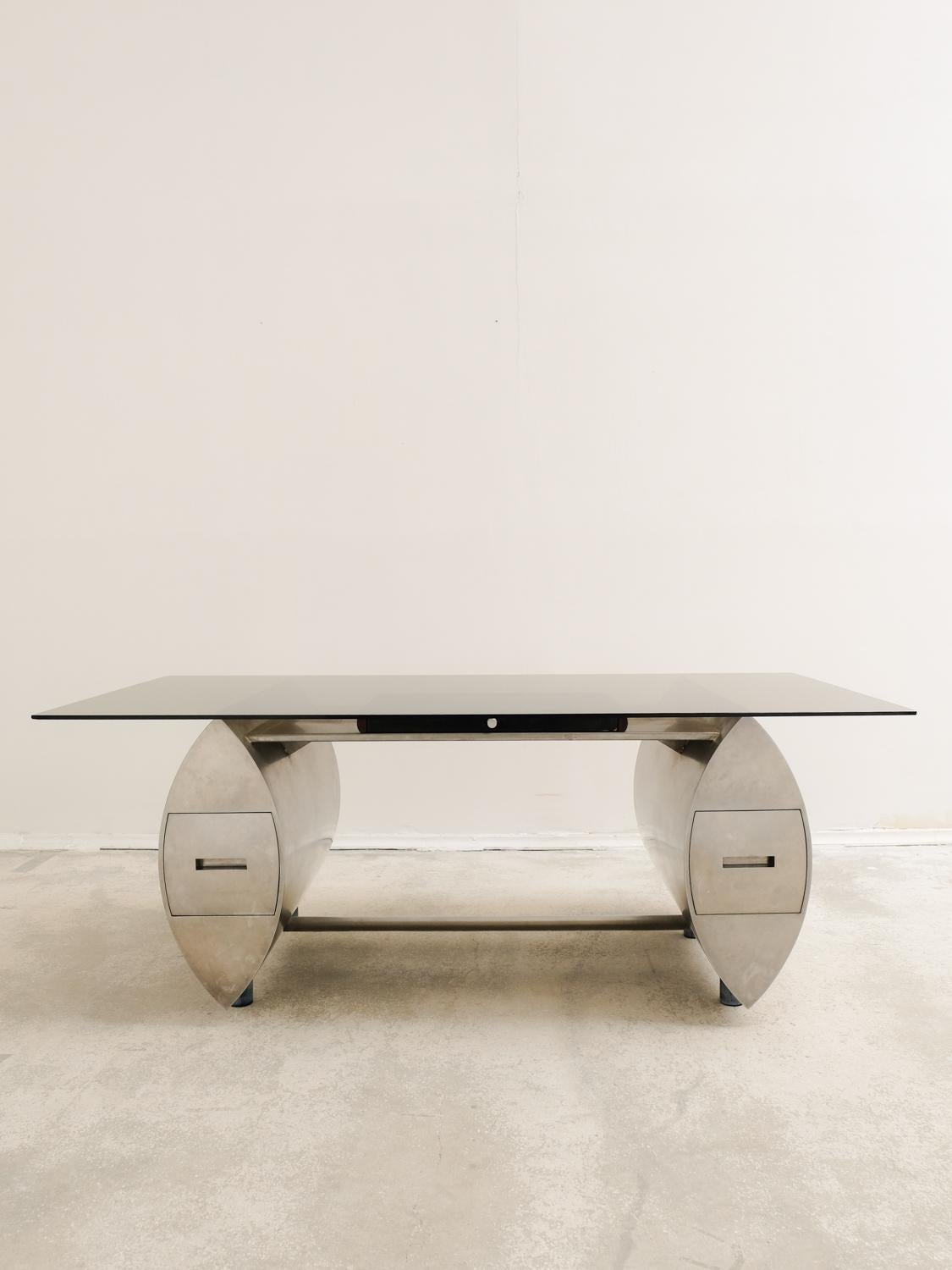 Bureau anonyme unique conçu et fabriqué en France, près de Limoges, vers 1980. Fabriqué en acier inoxydable, en bois de chêne massif et en verre, conçu avec des lignes épurées et une construction robuste, il reflète le design français