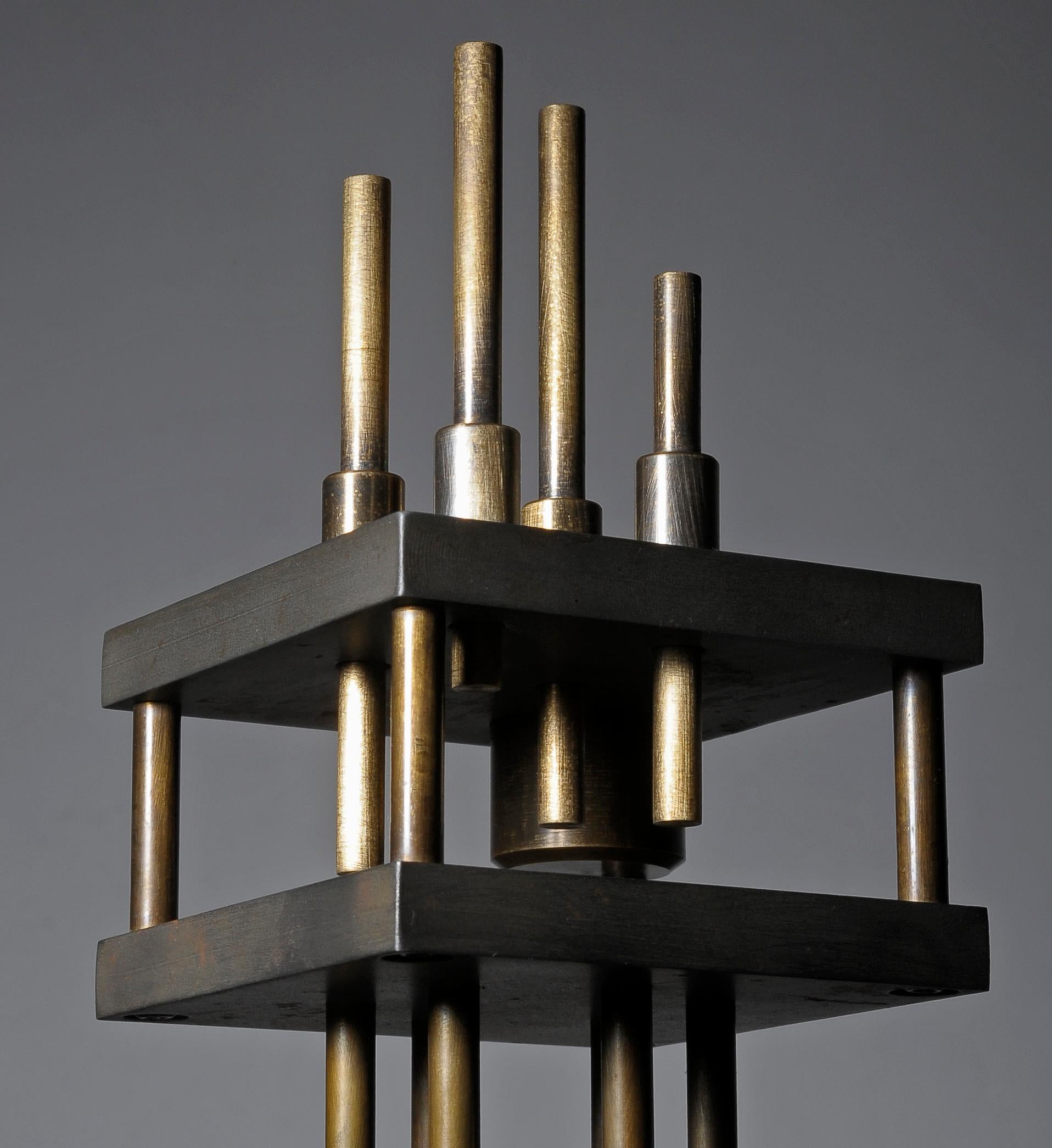 Einzigartiger Kerzenständer aus Stahl und Messing, signiert von Lukasz Friedrich (21. Jahrhundert und zeitgenössisch) im Angebot