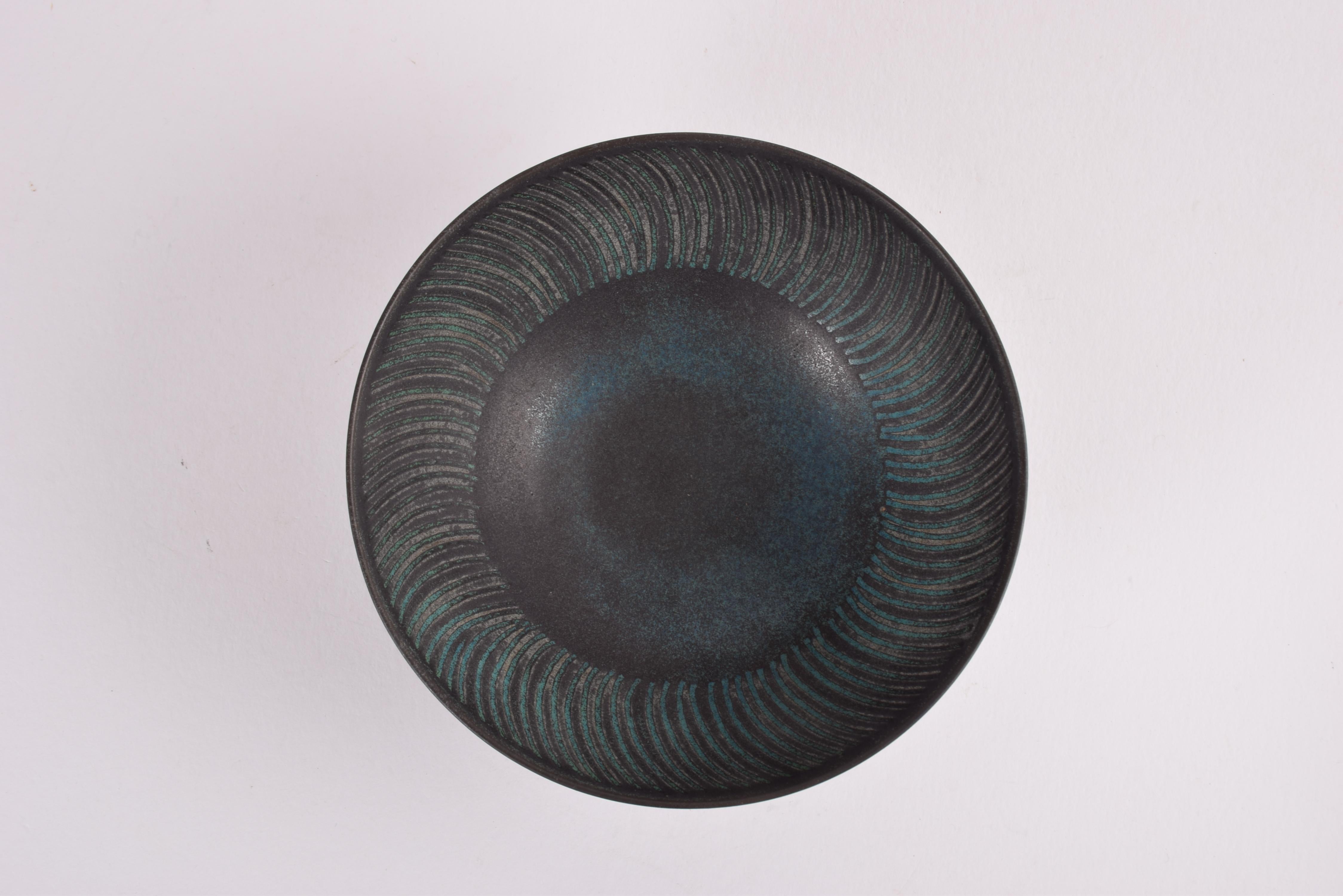 Mid-Century moderno Ciotola grande in ceramica unica di Stig Lindberg per Gustavsberg Studiohanden 1960s in vendita