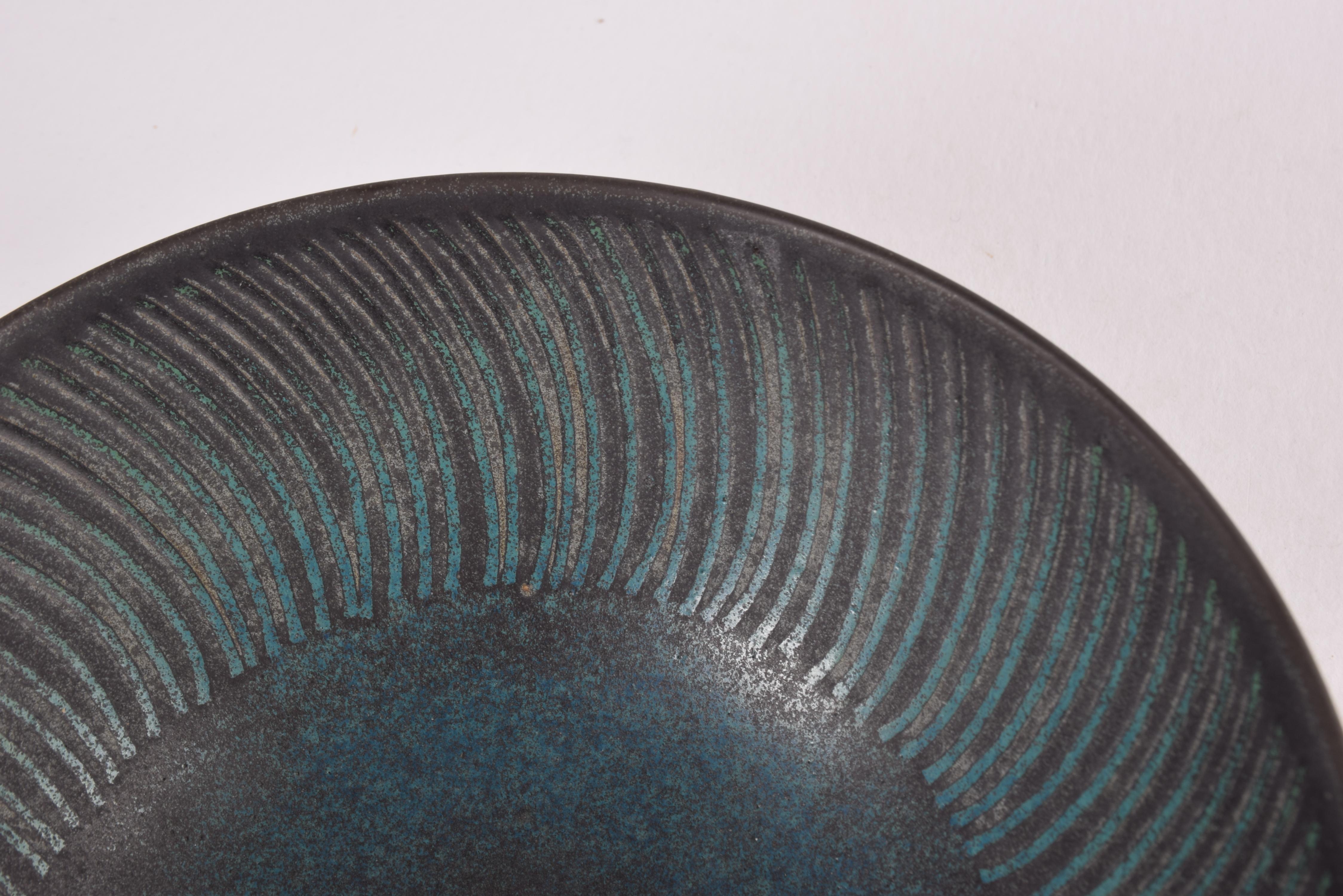 Smaltato Ciotola grande in ceramica unica di Stig Lindberg per Gustavsberg Studiohanden 1960s in vendita