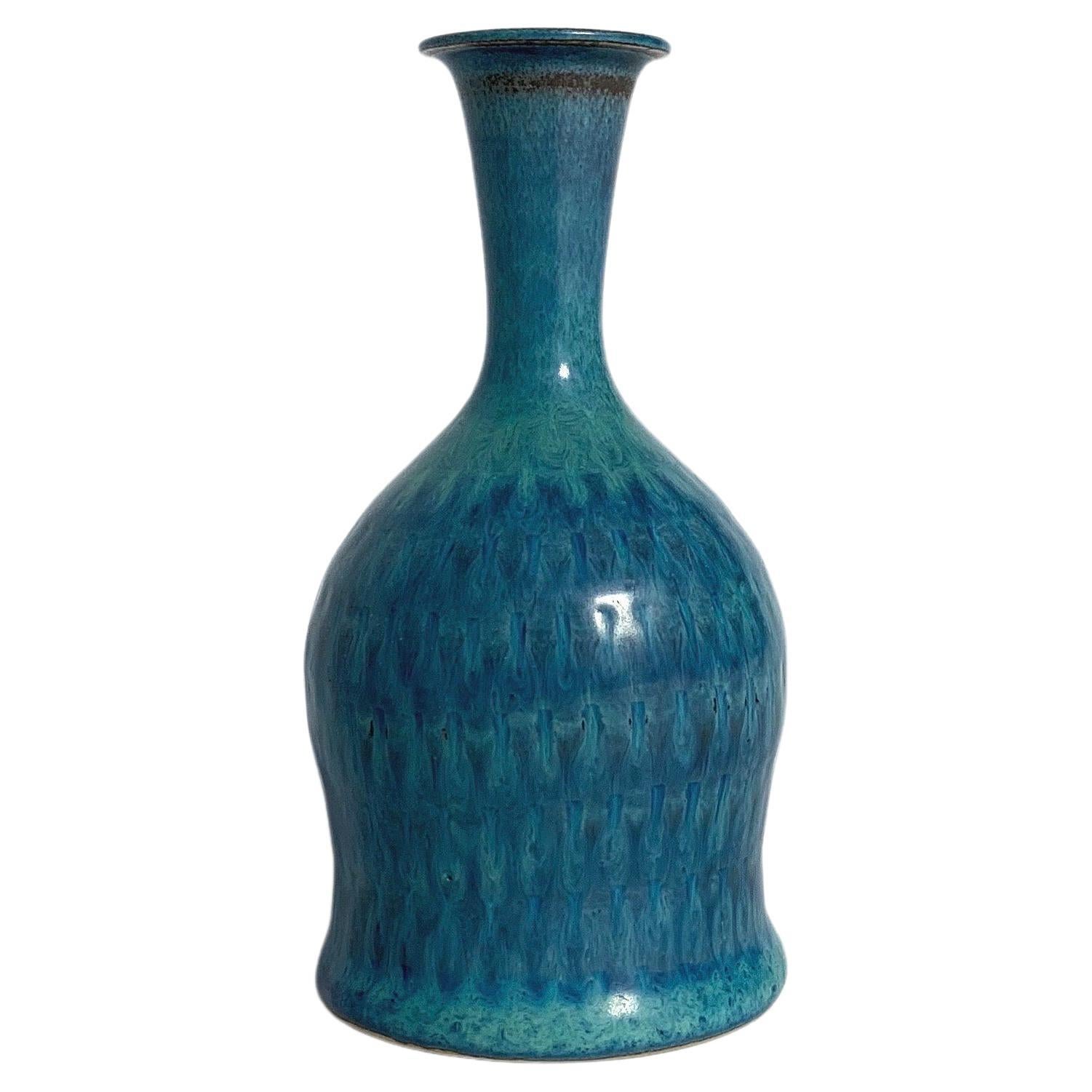 Unique Stig Lindberg vase in a wonderful turquoise blue glaze, hand-crafted for Gustavsberg in Sweden in 1963.

Hand-thrown stoneware with impressed pattern, overglazed. Signed with the artists signature from 1963.

Height: 11.5 cm
Diameter: 5.5 cm