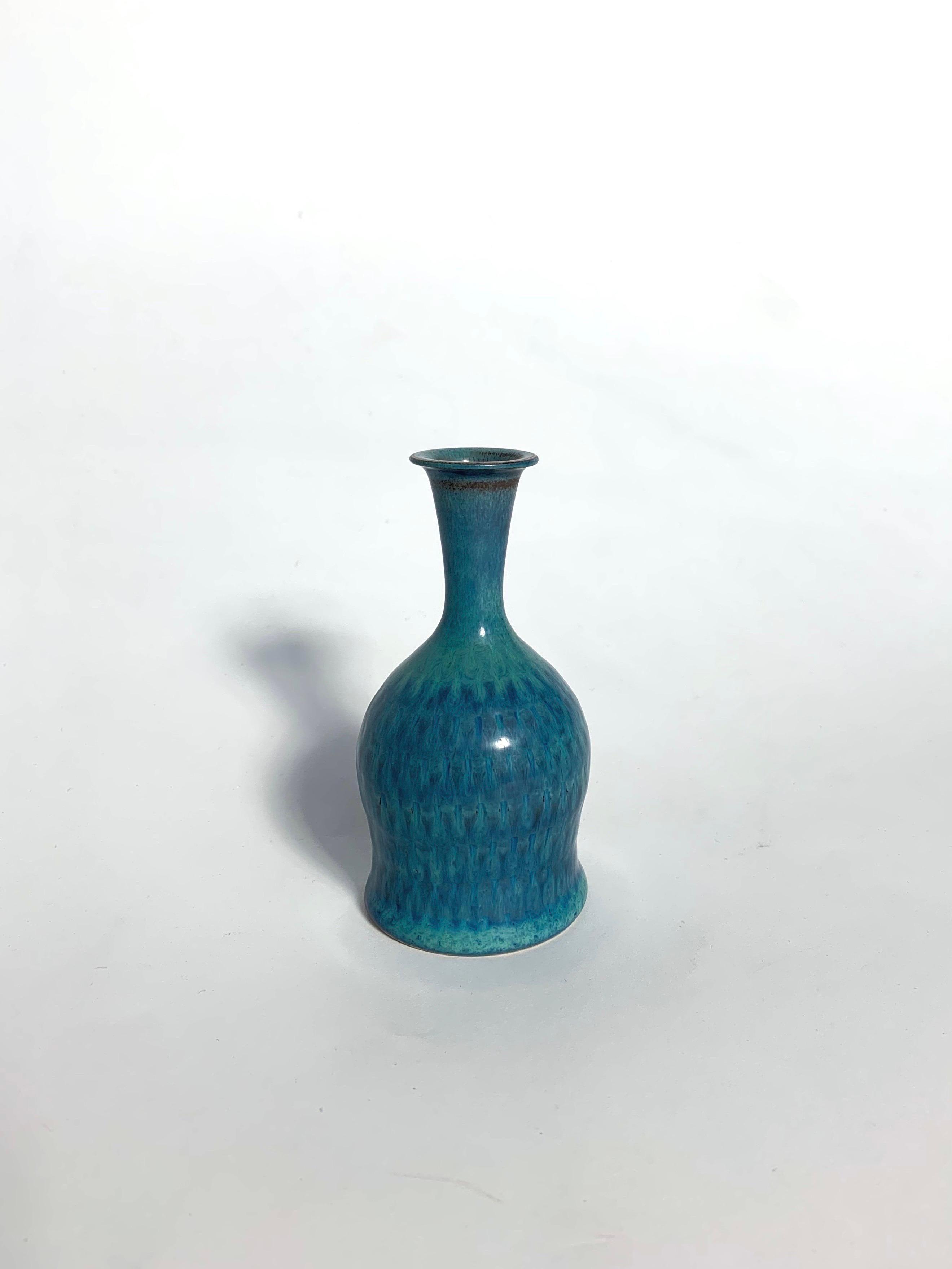 Mid-Century moderno Vaso unico Stig Lindberg Gustavsberg Svezia smalto blu 1963 in vendita