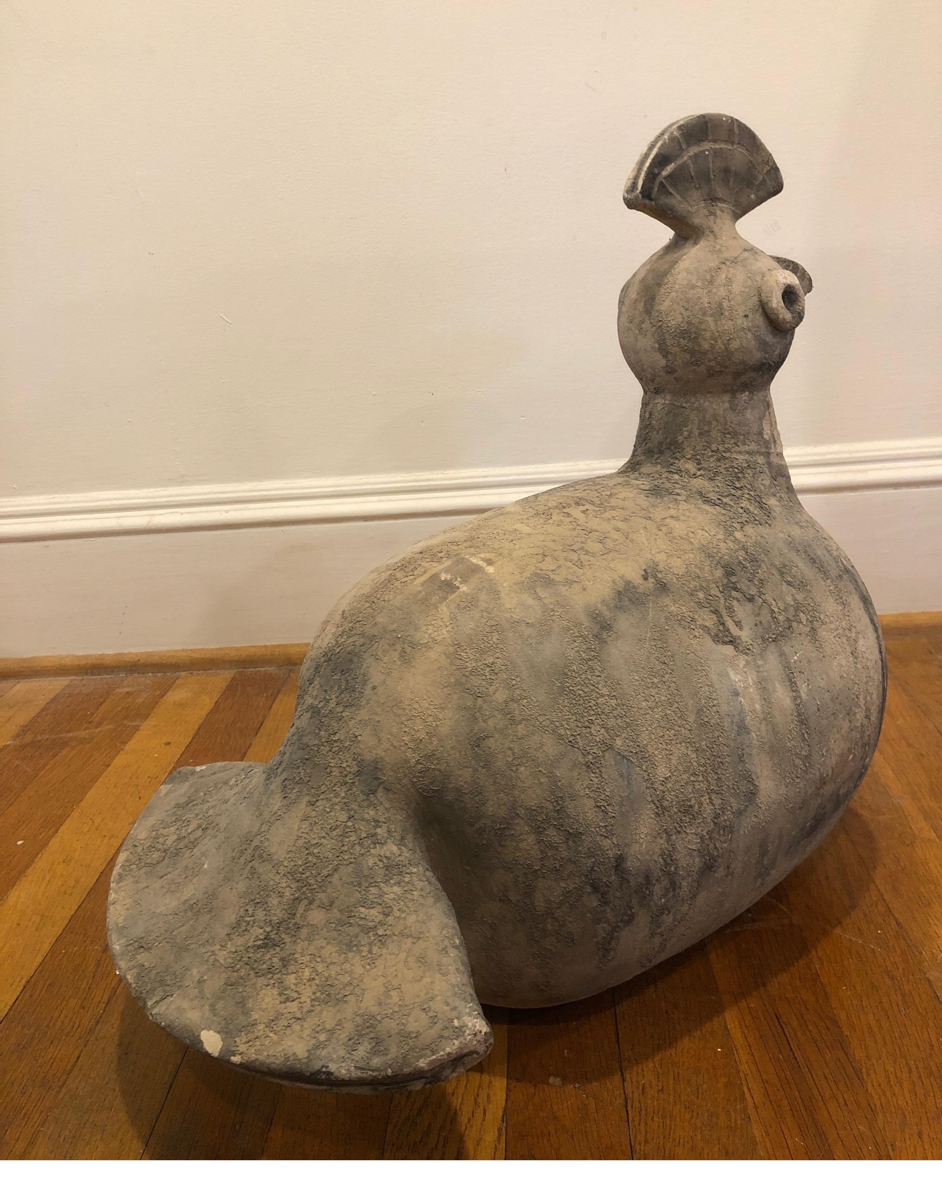 Sculpture unique en pierre de style archaïque « Poulet d'oiseau » en vente 1