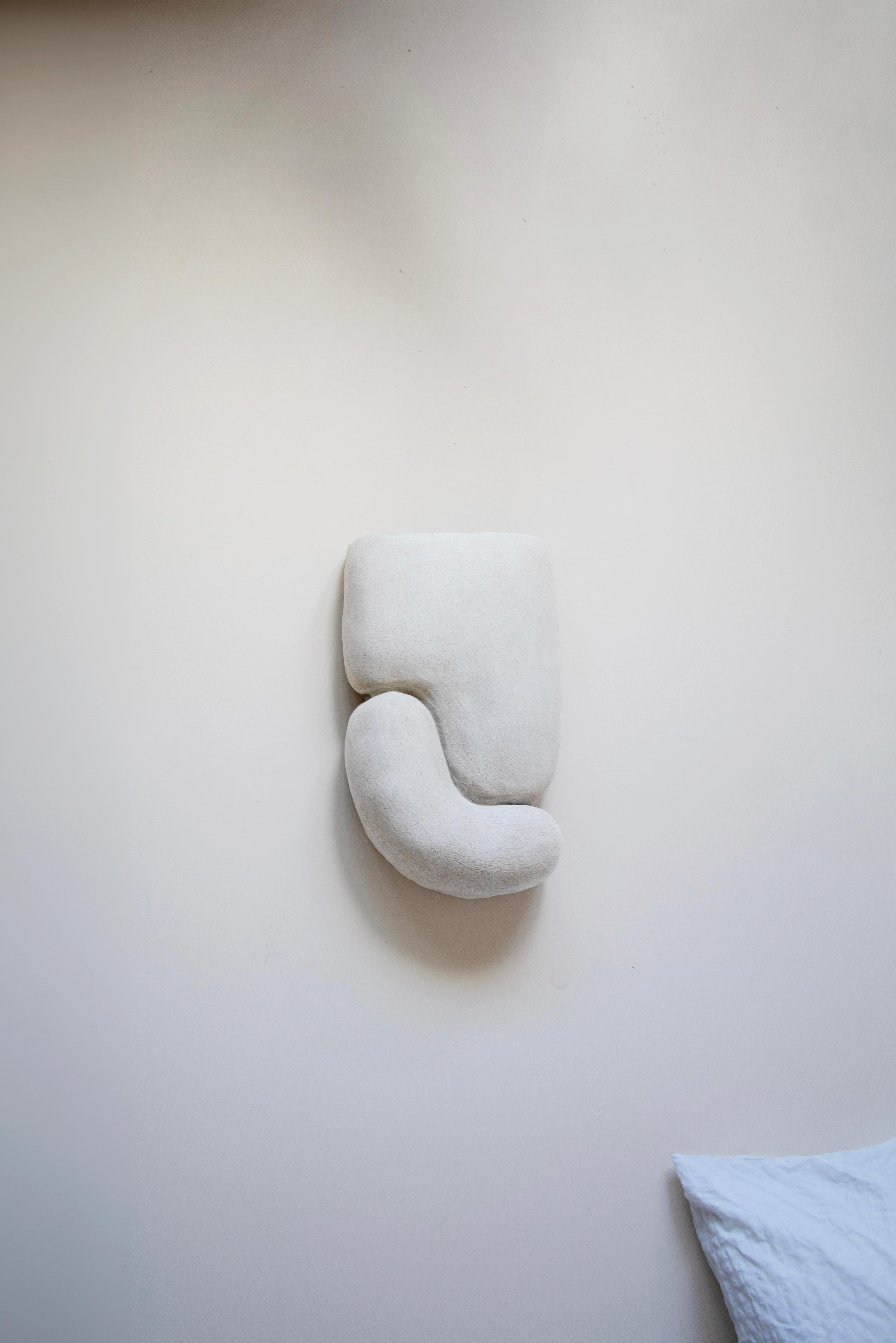 Einzigartige Vogel-Wandleuchte 02 aus Steingut von Alice Lahana Studio (Französisch) im Angebot