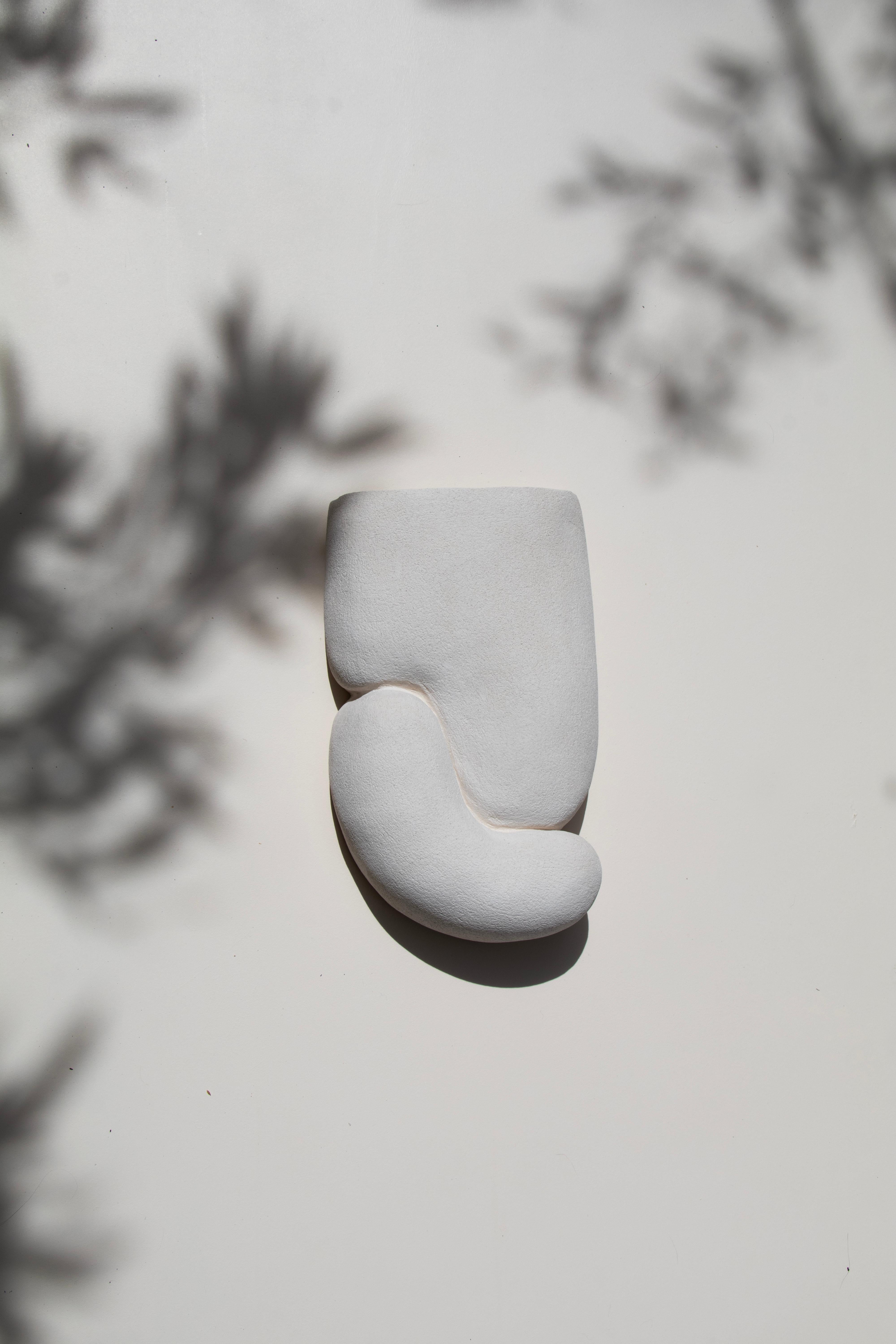 Einzigartige Vogel-Wandleuchte 02 aus Steingut von Alice Lahana Studio im Angebot 1