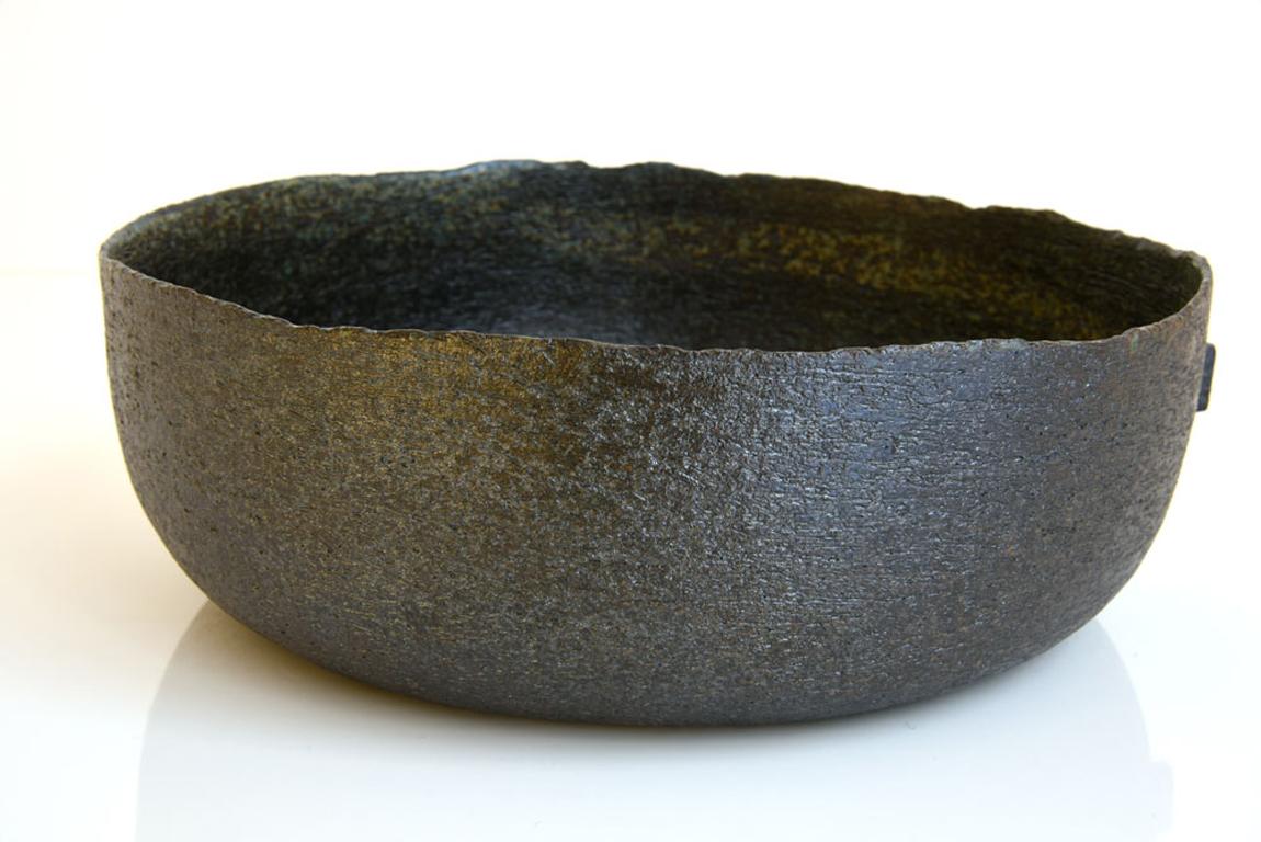 Stoneware salad bowl with irregular edges - high-end ceramics. For serving or decoration.

Unique piece.

Material: Sandstone
Color: Speckled gray / blue / green / black