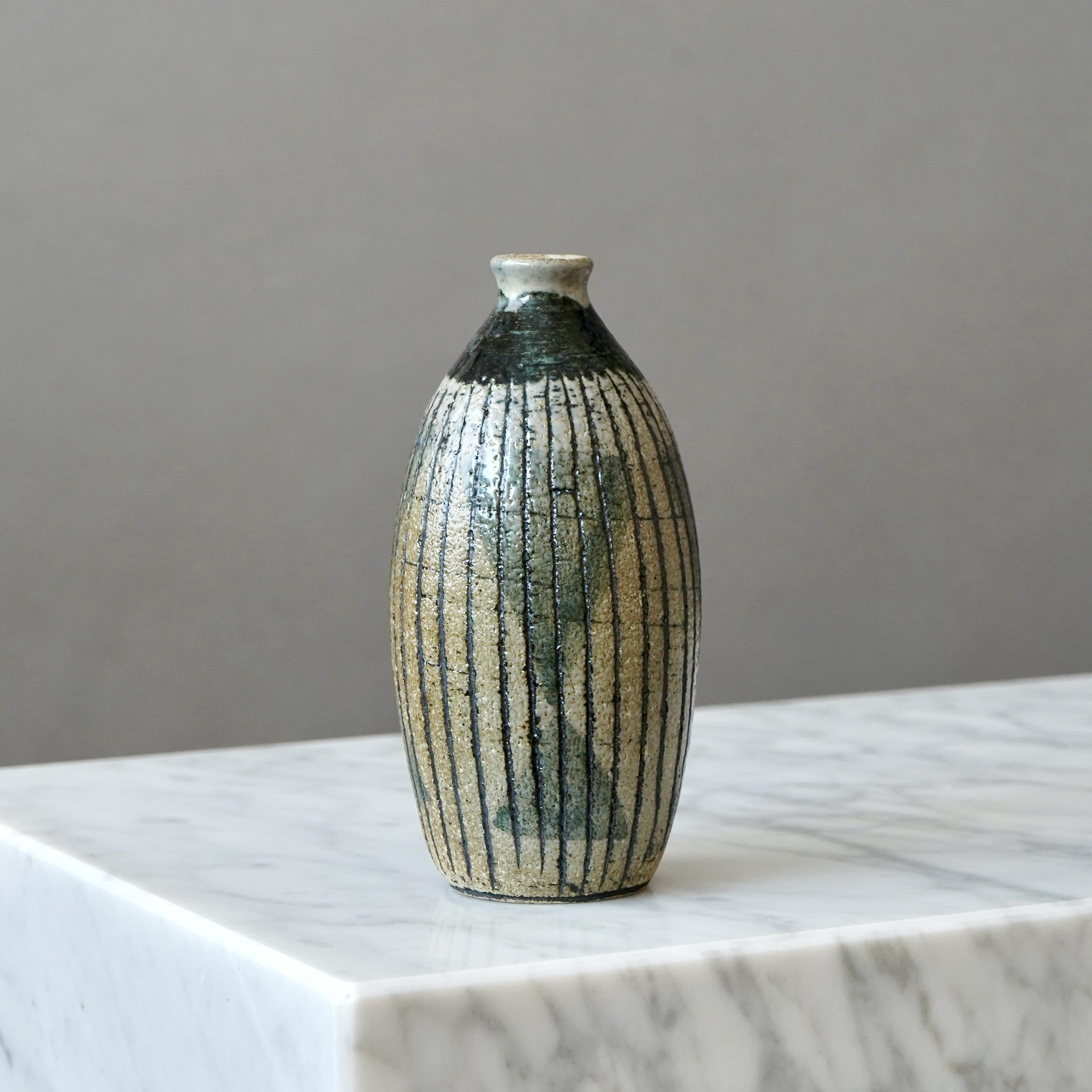 Un bellissimo e unico vaso in gres con un'incredibile decorazione incisa e dipinta a mano.
Realizzato da Anders Bruno Liljefors, nello studio dell'artista a Gustavsberg, Svezia, 1953.

Condizioni eccellenti. 
Firma incisa 