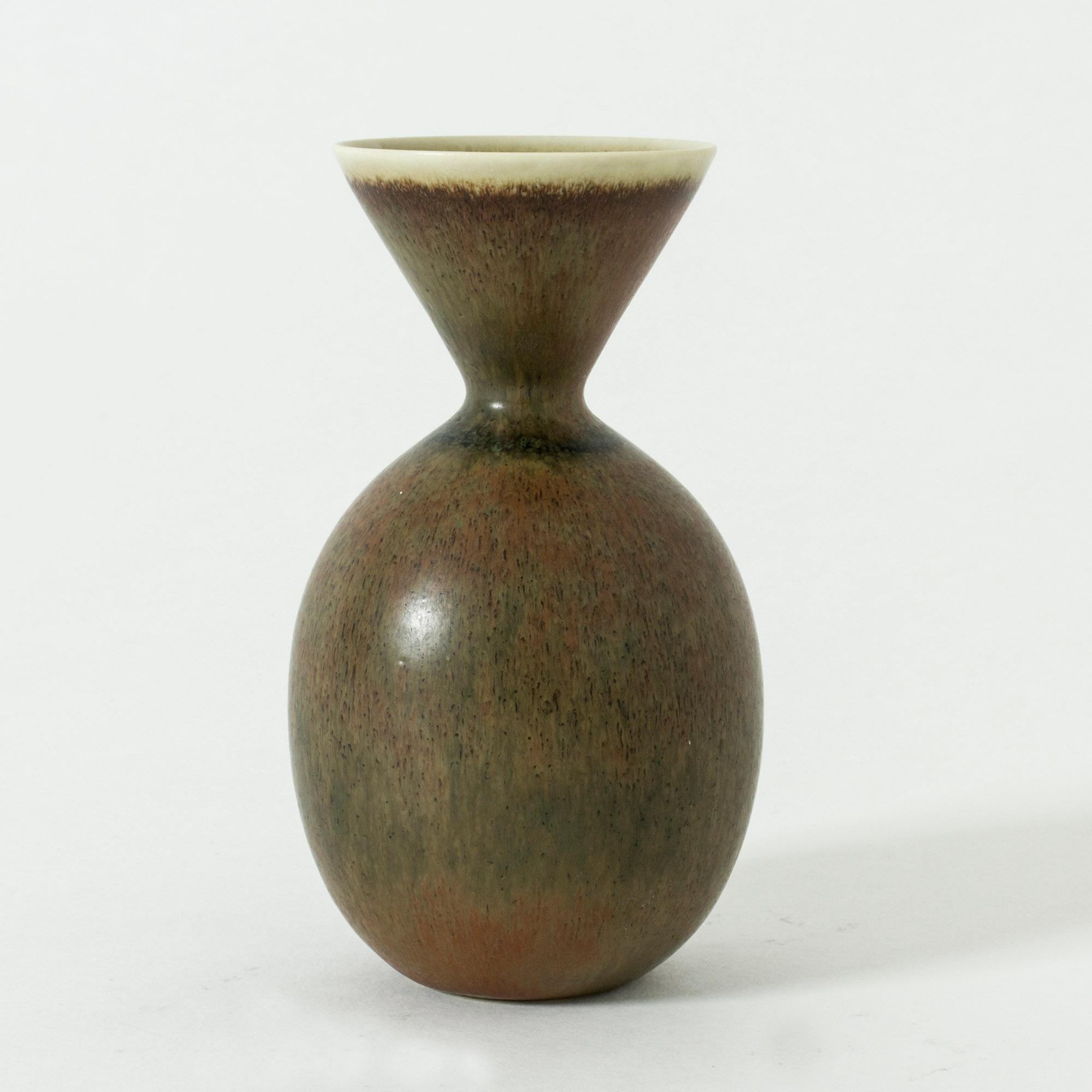 Étonnant et unique vase en grès de Carl-Harry Stålhane:: en glaçure de fourrure de lièvre dans les tons olive. Le bord blanc:: le large bord et le corps rond contrastent avec le cou fin.