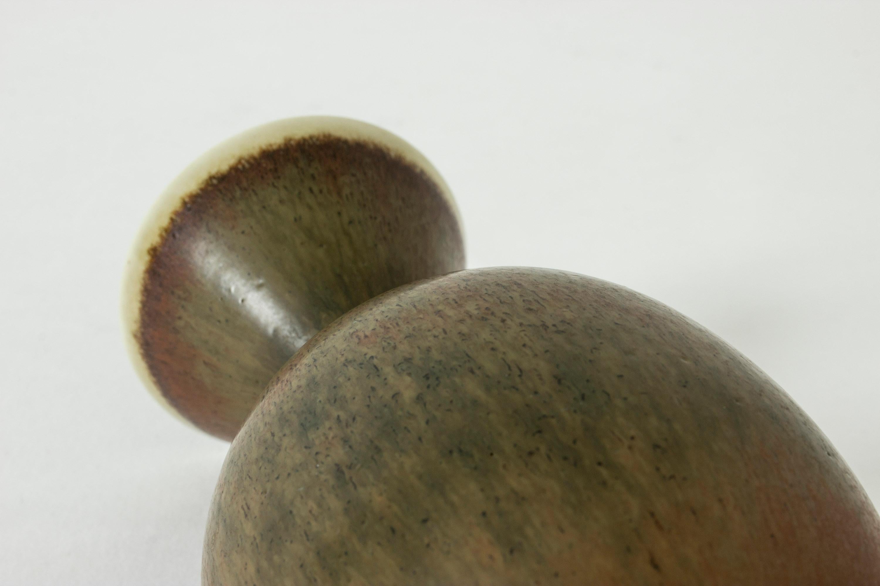 Céramique Vase unique en grès de Carl-Harry Stålhane pour Rörstrand:: Suède:: années 1950