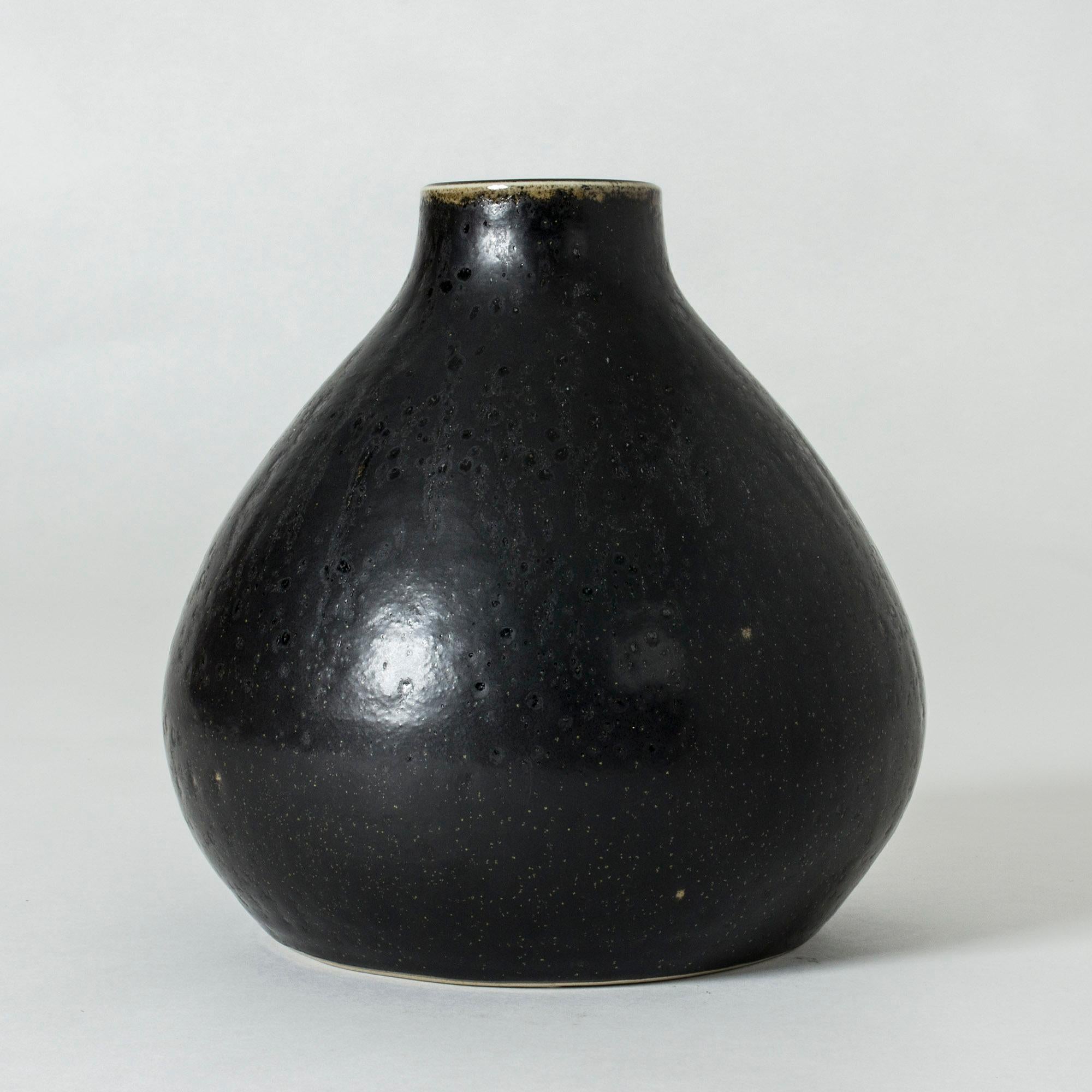Unique stoneware vase by Carl-Harry Stålhane, in a stout form. Glazed with thick ciel noir glaze that blends over into off-white around the mouth.
