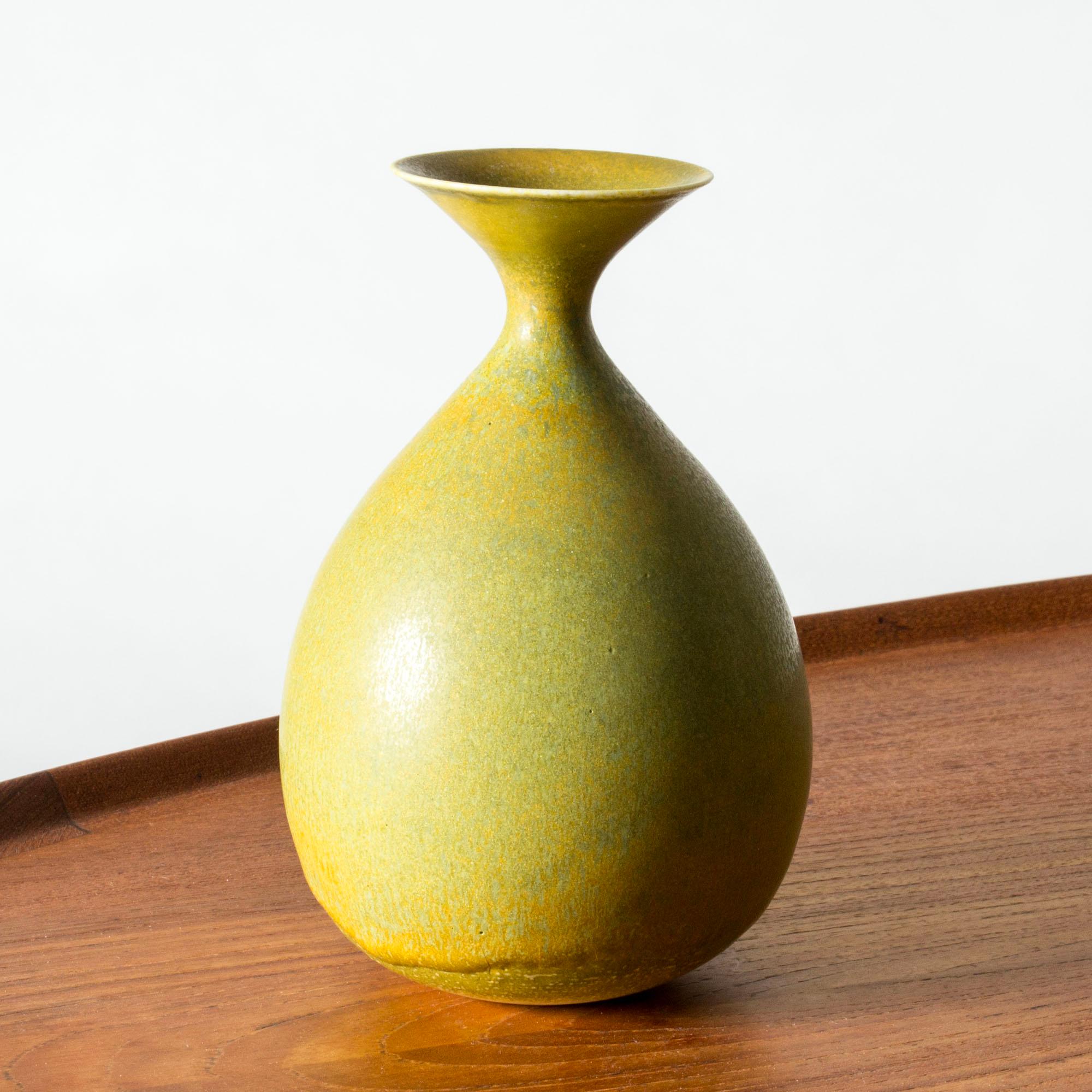 Incredibile e unico vaso in gres di Carl-Harry Stålhane, dalla forma organica e con un'ampia tesa. Smalto sorprendente con una certa struttura, che alterna il giallo caldo al verde.

Carl-Harry Stålhane è stato una delle stelle tra gli artisti