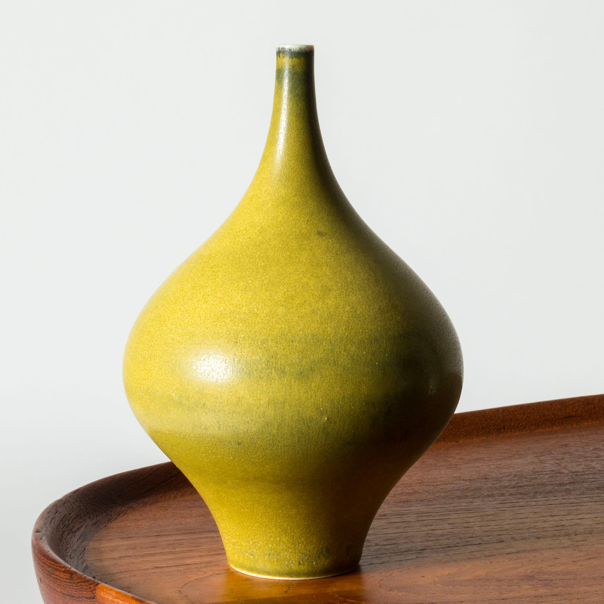 Vaso in gres di Carl-Harry Stålhane, unico e sorprendente, dalla forma organica e affusolata. Smalto vibrante con una certa struttura, che alterna il giallo caldo al verde.

Carl-Harry Stålhane è stato una delle stelle tra gli artisti svedesi della