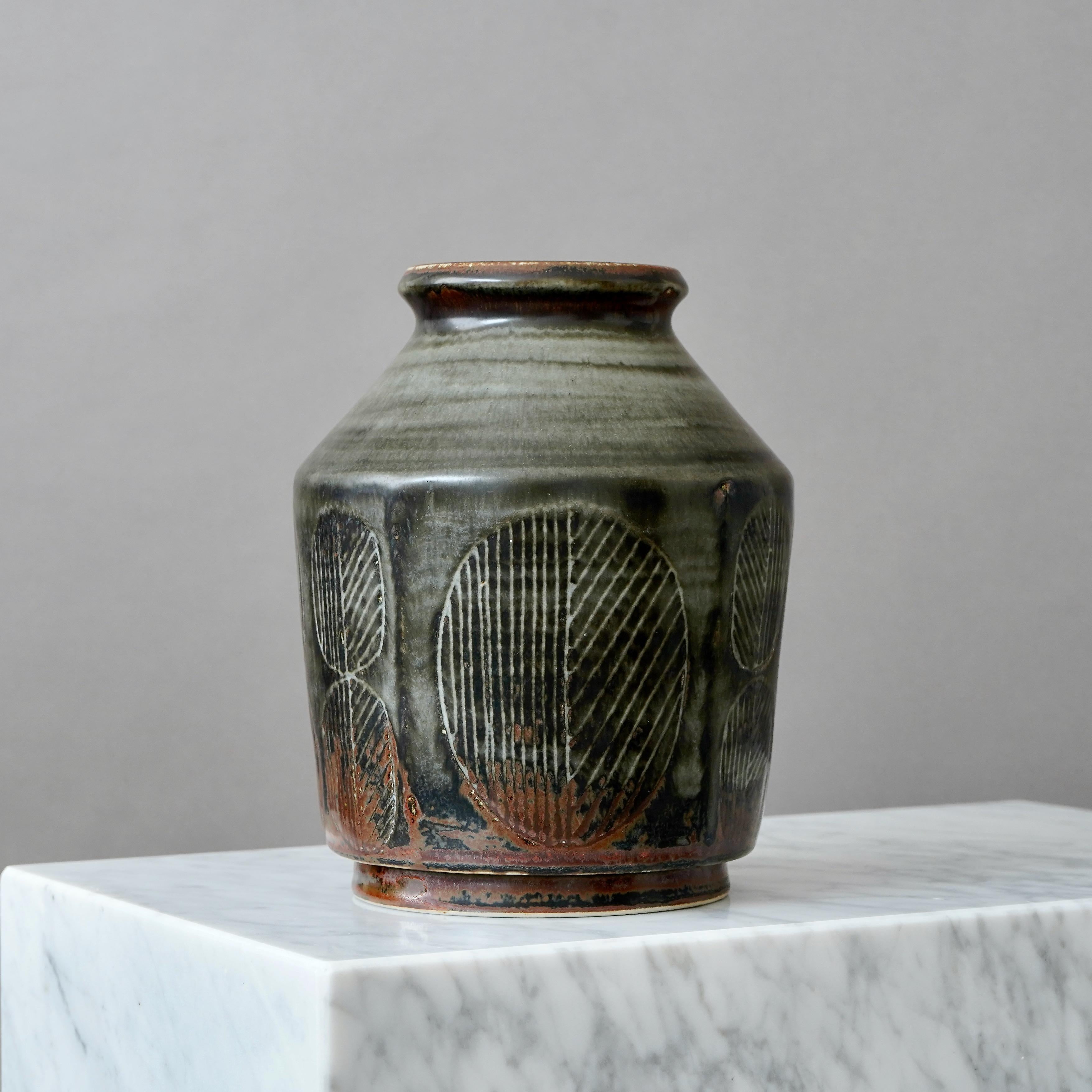 Vaso in gres unico nel suo genere, con un'incredibile decorazione a rilievo e smaltatura.
Realizzata da Carl-Harry Stålhane presso Rörstrand Ateljé, Svezia, anni '60.

Ottime condizioni. 
Firmato 