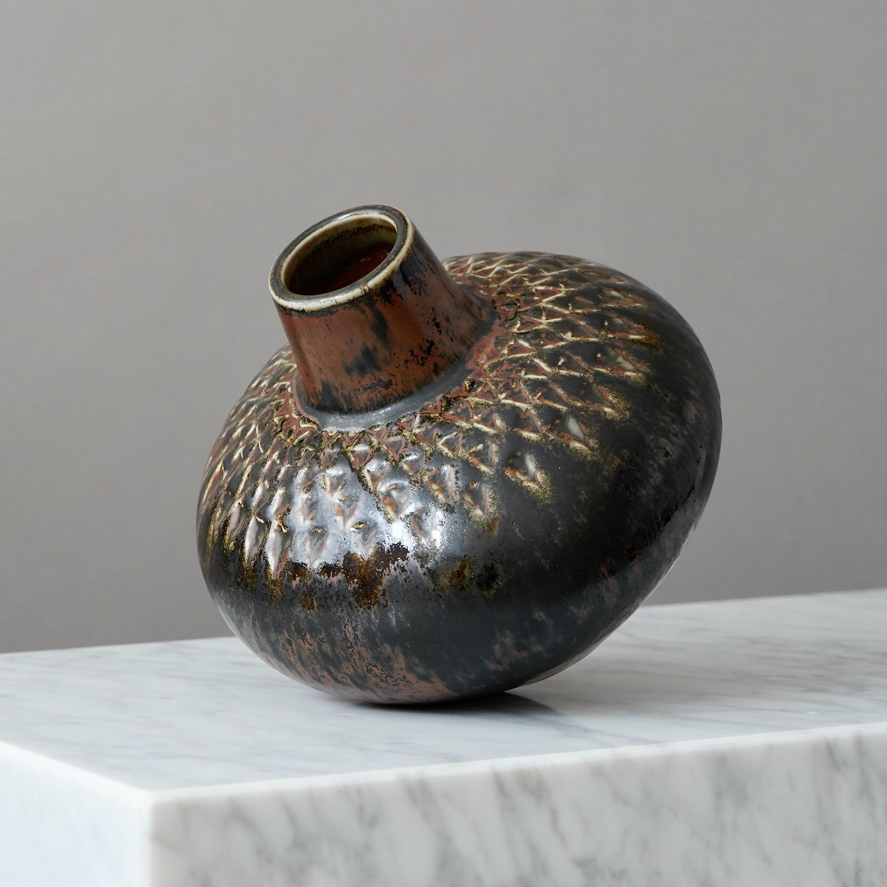 Vaso in gres unico nel suo genere, con un'incredibile decorazione a rilievo e smaltatura.
Realizzata da Carl-Harry Stålhane presso Rörstrand Ateljé, Svezia, anni '60.

Ottime condizioni. 
Firmato 