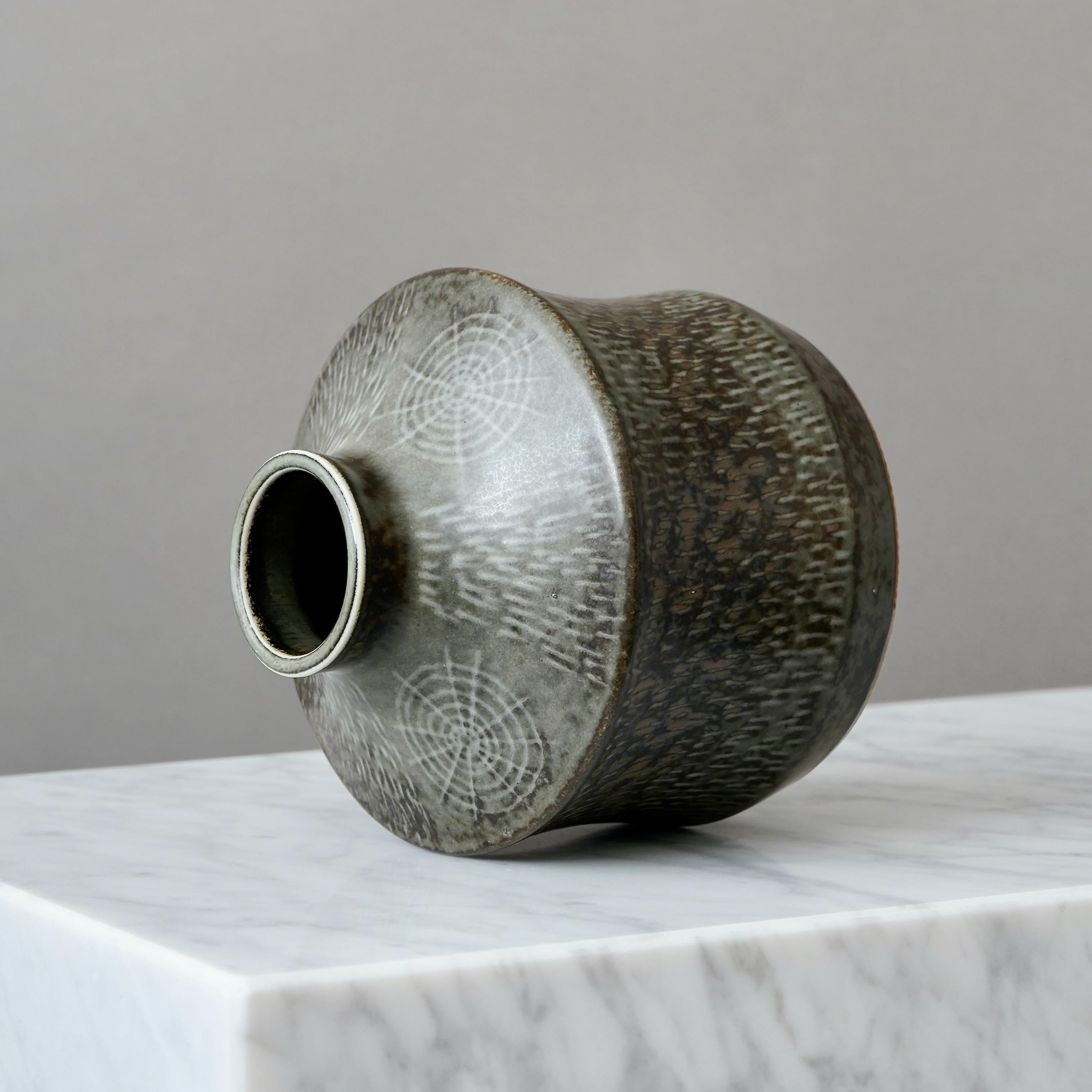 Vaso in gres unico nel suo genere, con un'incredibile decorazione a rilievo e smaltatura.
Realizzata da Carl-Harry Stålhane presso Rörstrand Ateljé, Svezia, anni '60.

Ottime condizioni. 
Firmato 