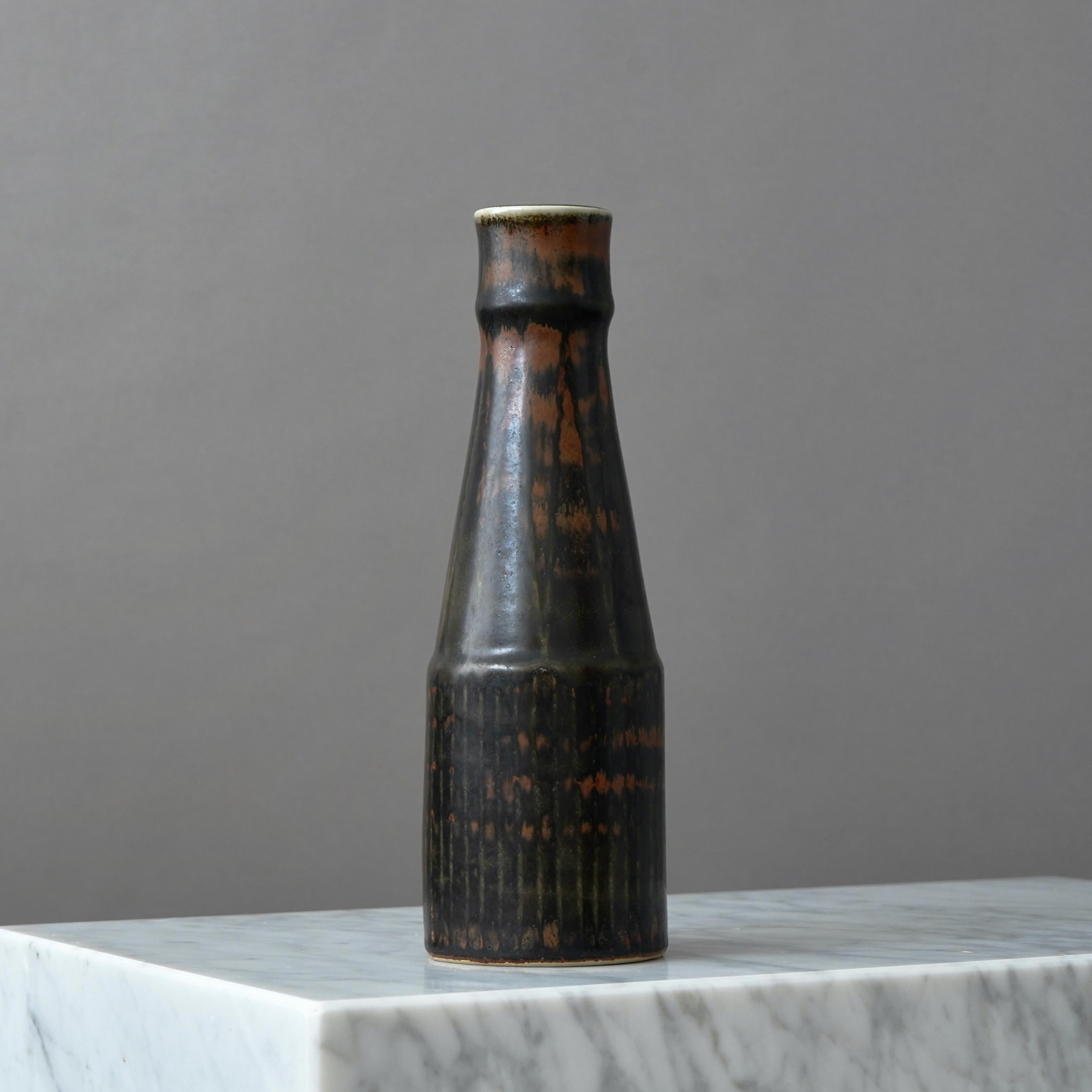 Vaso in gres unico nel suo genere, con un'incredibile decorazione a rilievo e smaltatura.
Realizzata da Carl-Harry Stålhane presso Rörstrand Ateljé, Svezia, anni '60.

Ottime condizioni. 
Firmato 