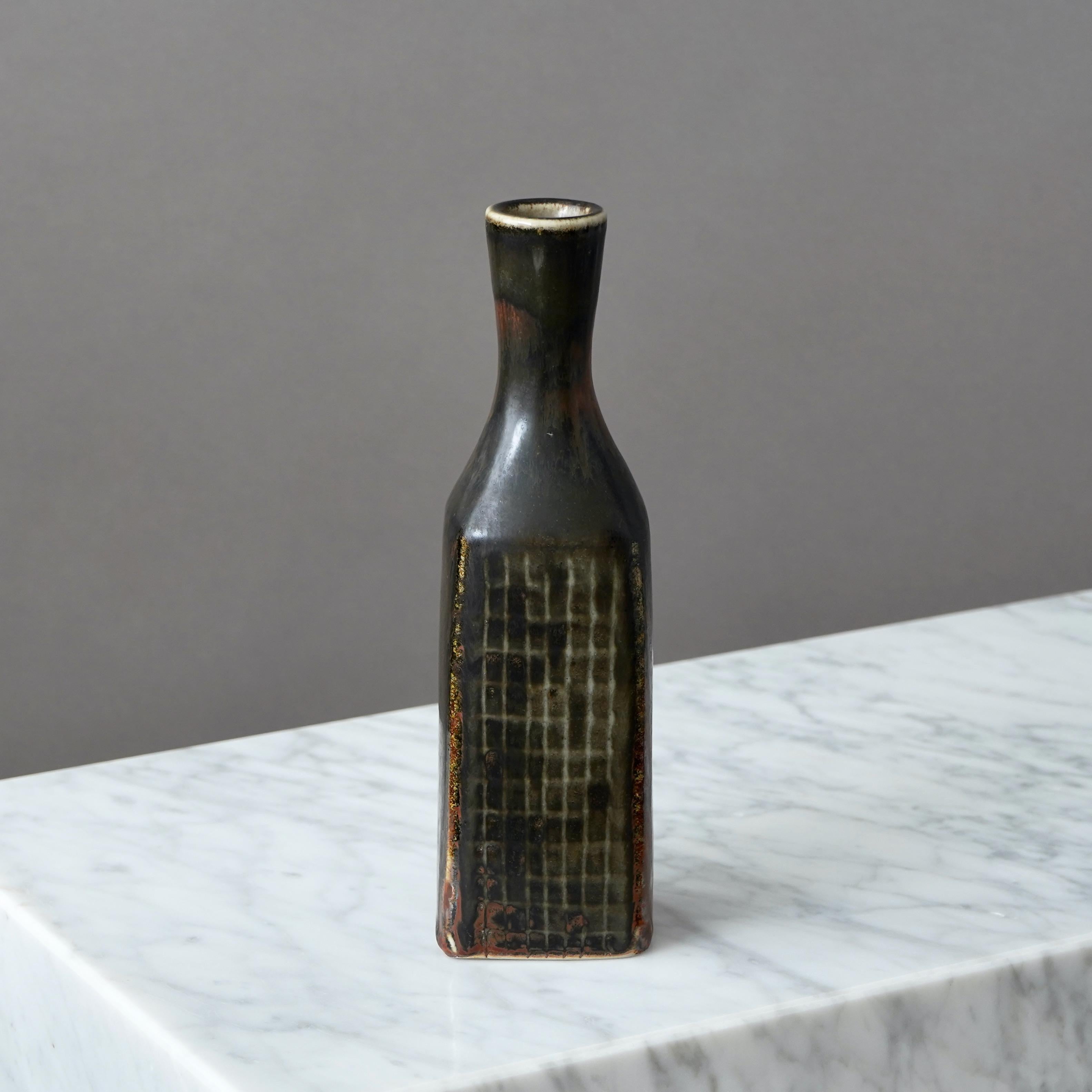 Vaso in gres unico nel suo genere, con un'incredibile decorazione a rilievo e smaltatura.
Realizzata da Carl-Harry Stålhane presso Rörstrand Ateljé, Svezia, anni '60.

Ottime condizioni. 
Firmato 