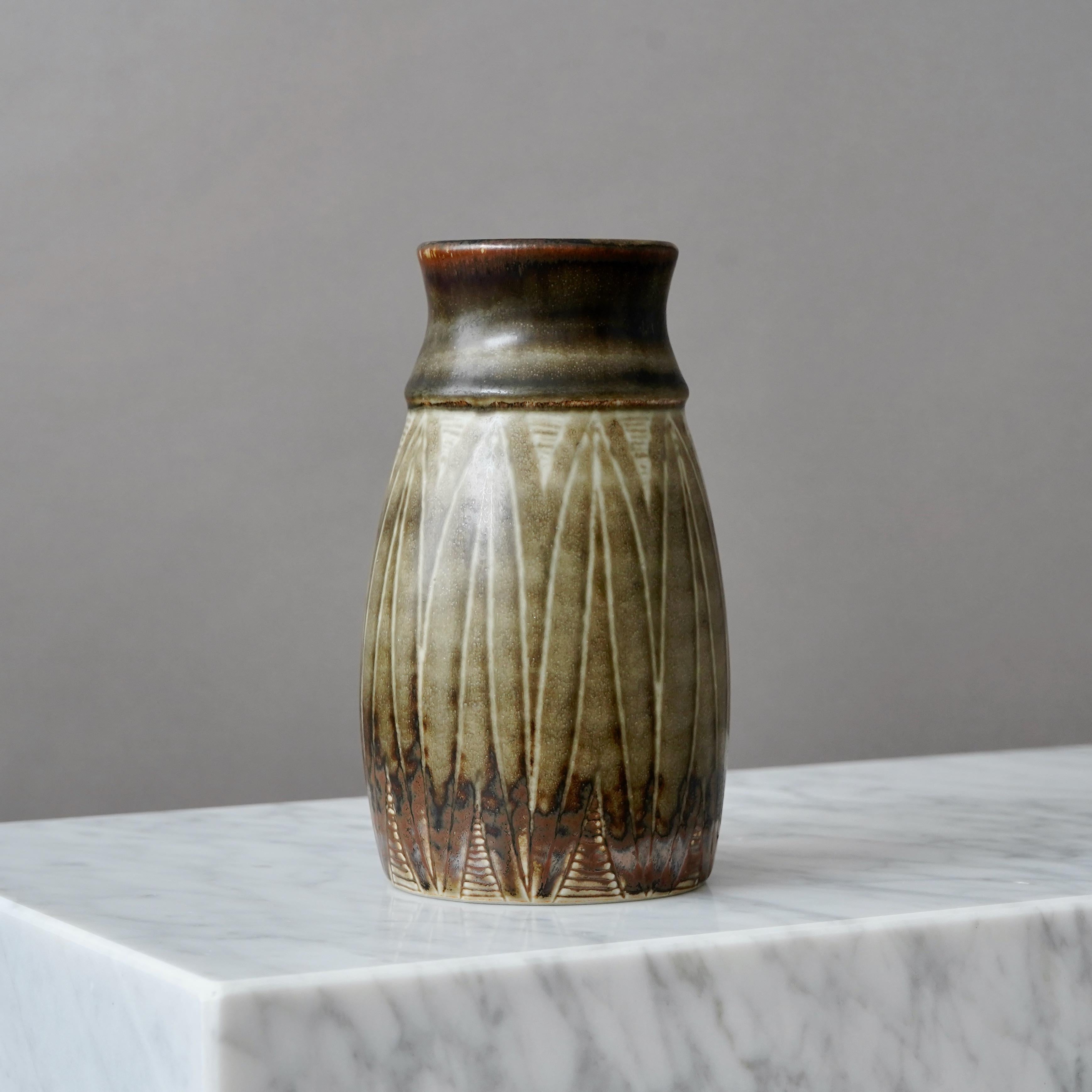Vaso in gres unico nel suo genere, con un'incredibile decorazione a rilievo e smaltatura.
Realizzata da Carl-Harry Stålhane presso Rörstrand Ateljé, Svezia, anni '60.

Ottime condizioni. 
Firmato 