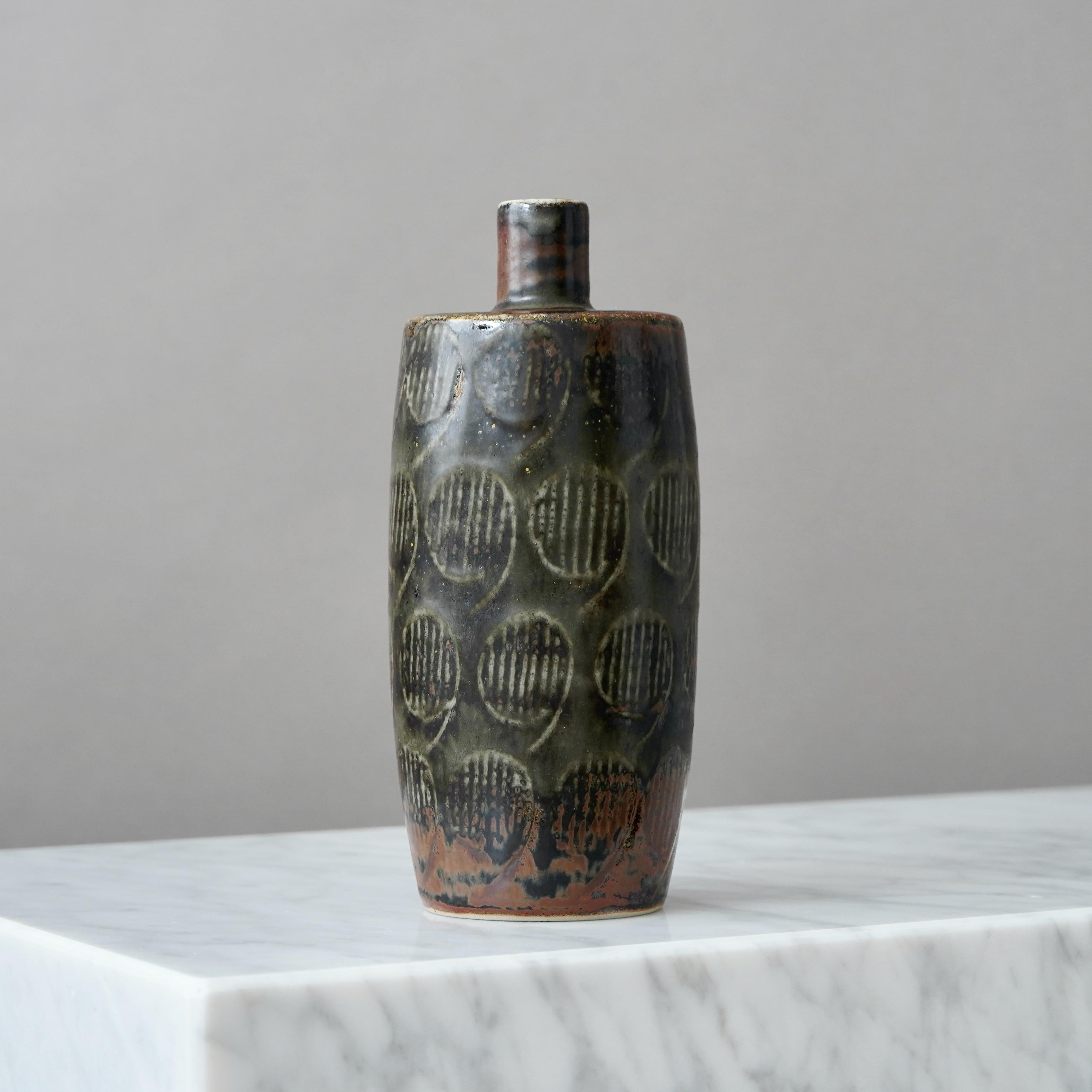 Vaso in gres unico nel suo genere, con un'incredibile decorazione a rilievo e smaltatura.
Realizzata da Carl-Harry Stålhane presso Rörstrand Ateljé, Svezia, anni '60.

Ottime condizioni. 
Firmato 