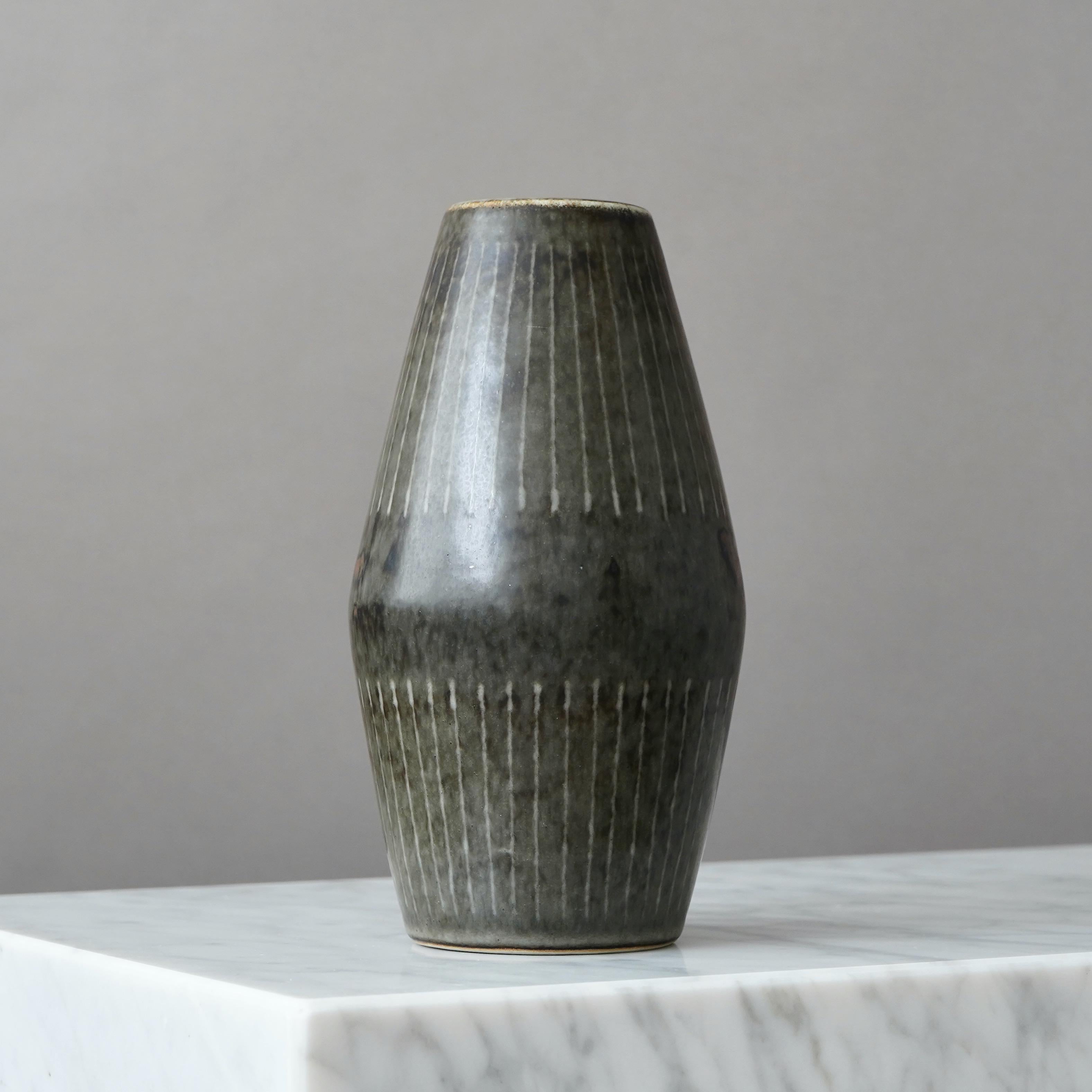 Vaso in gres unico nel suo genere, con un'incredibile decorazione a rilievo e smaltatura.
Realizzata da Carl-Harry Stålhane presso Rörstrand Ateljé, Svezia, anni '60.

Ottime condizioni. 
Firmato 