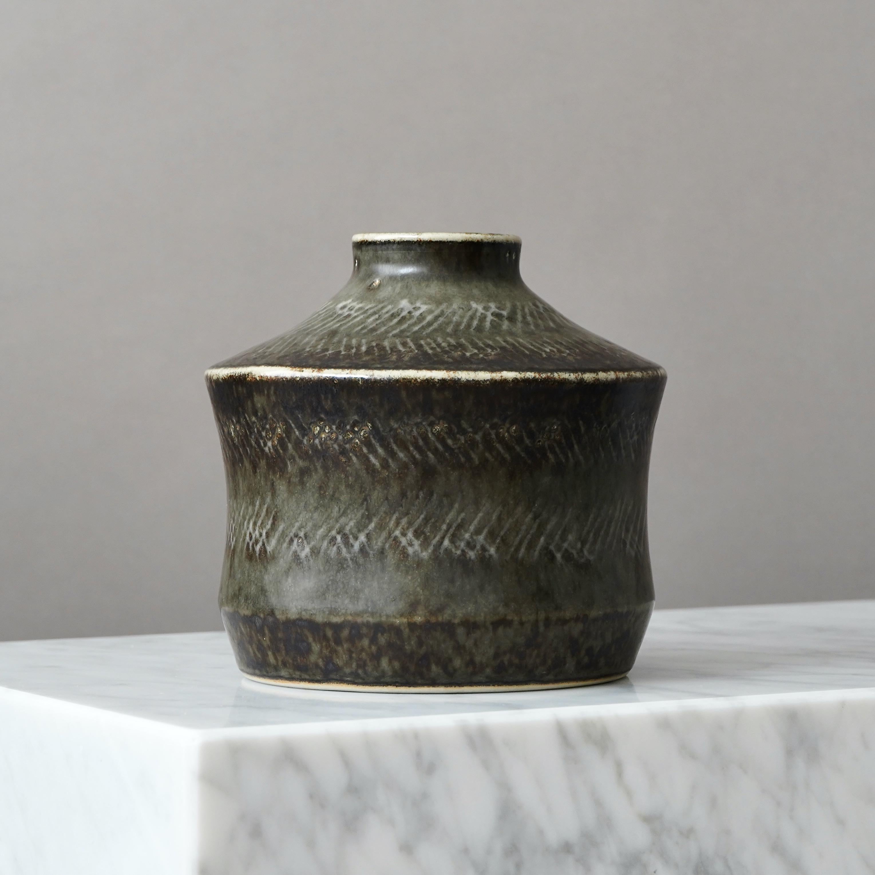 Vaso in gres unico nel suo genere, con un'incredibile decorazione a rilievo e smaltatura.
Realizzata da Carl-Harry Stålhane presso Rörstrand Ateljé, Svezia, anni '60.

Buone condizioni. Segnato come secondo di fabbrica a causa di vesciche di