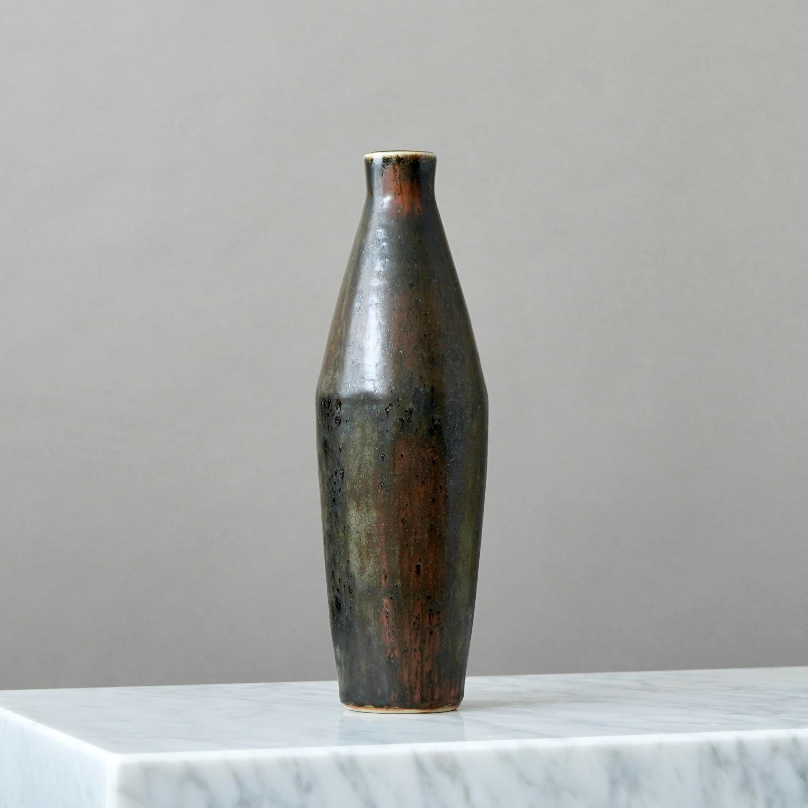 Vaso in gres unico nel suo genere, con un'incredibile decorazione a rilievo e smaltatura.
Realizzata da Carl-Harry Stålhane presso Rörstrand Ateljé, Svezia, anni '60.

Ottime condizioni. La seconda fabbrica non è dovuta a nessun motivo evidente.