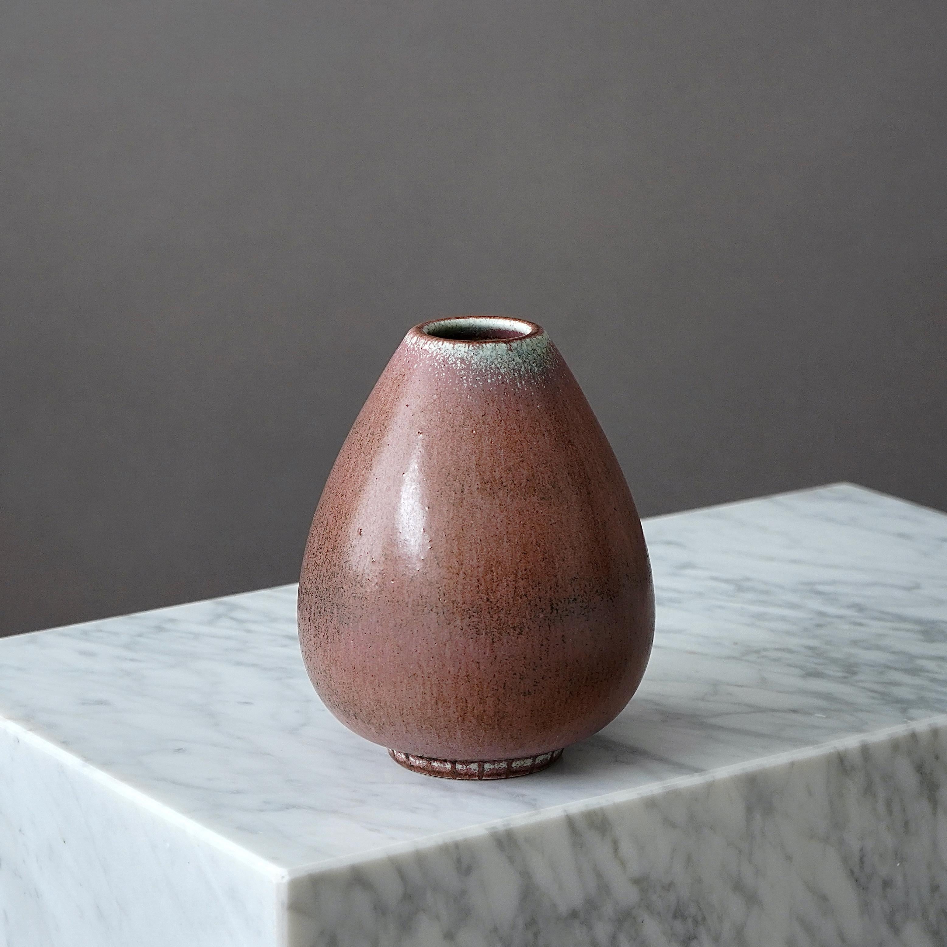Eine schöne und einzigartige Vase aus Steinzeug mit erstaunlicher und seltener Glasur. 
Entworfen von Gunnar Nylund für Rorstrand, Schweden, 1940er Jahre.  

Eingeschnittene Signatur 