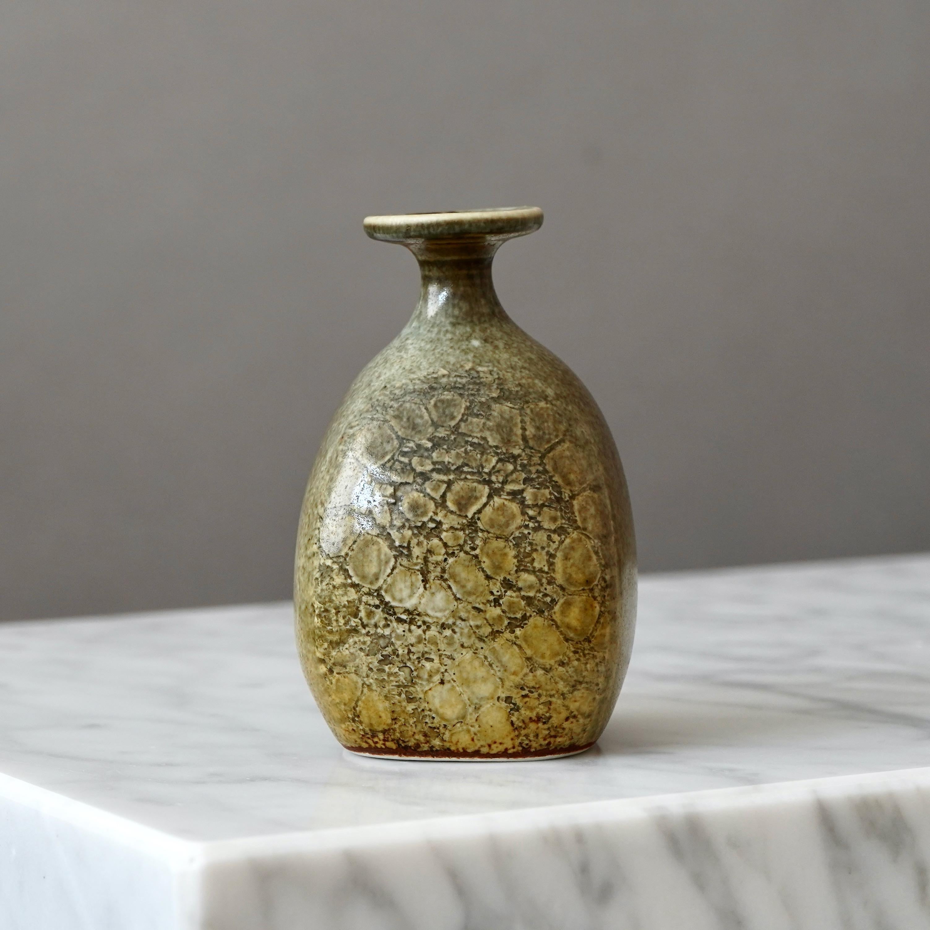 Un vase en grès magnifique et unique avec une glaçure étonnante.
Fabriqué par Stig Lindberg dans le Studio Gustavsberg, Suède, 1976.

Excellent état.
Incisé 
