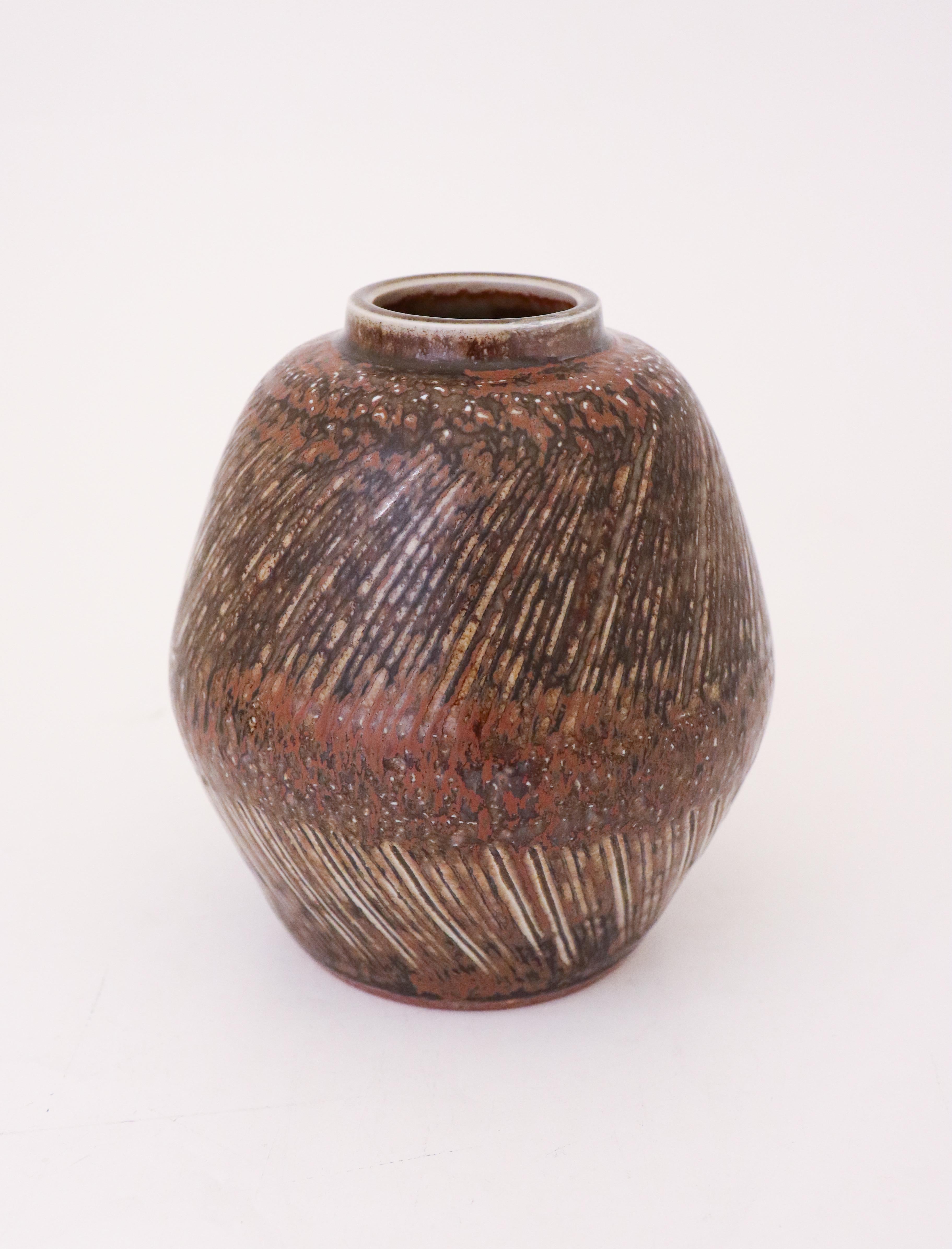 Einzigartige Vase aus Steingut, Carl-Harry Stålhane, Rörstrand, Mitte des Jahrhunderts, 1963 (Glasiert) im Angebot