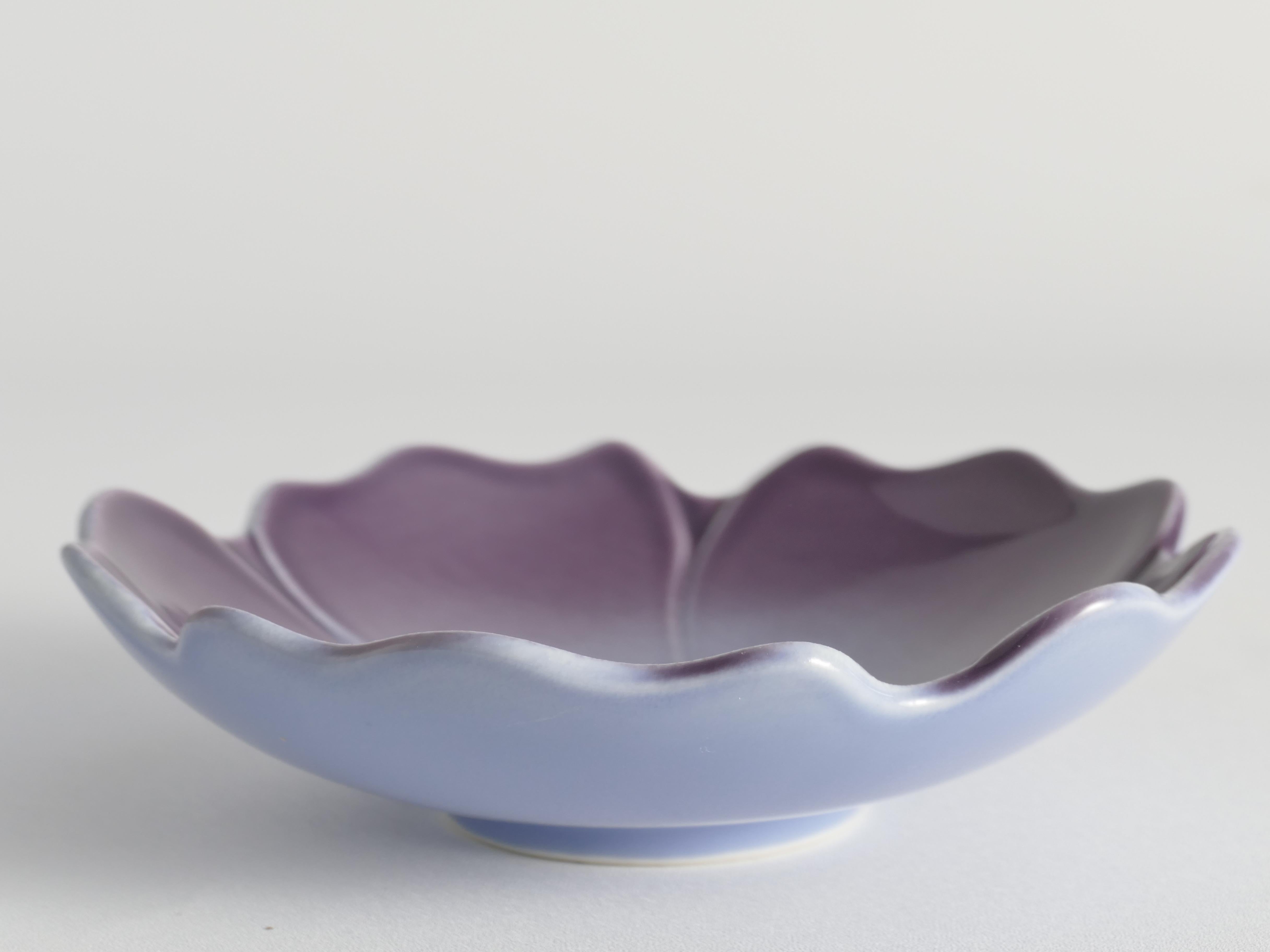 Einzigartige violette Schale aus Steinzeug von Margareta Hennix für Gustavsberg Studio (1970er Jahre)

Diese exquisite Schale aus Steinzeug, die in den 1970er Jahren im Gustavsberg Studio hergestellt wurde, zeigt ein reizvolles violettes Motiv und