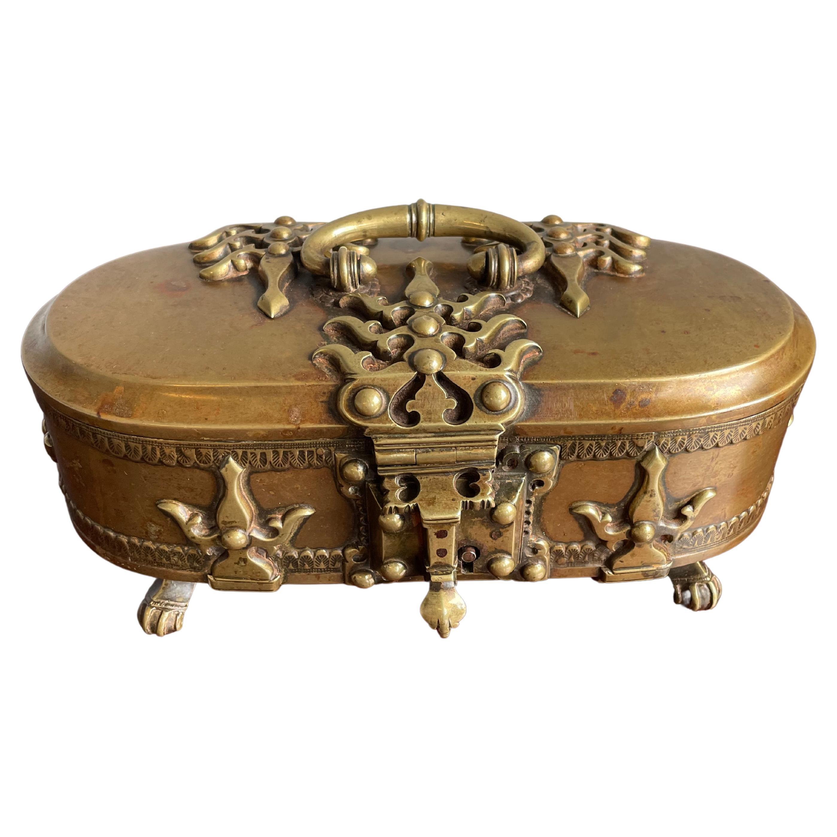 Boîte à noix unique et étonnante en bronze et laiton des années 1800, qualité et état digne d'un musée