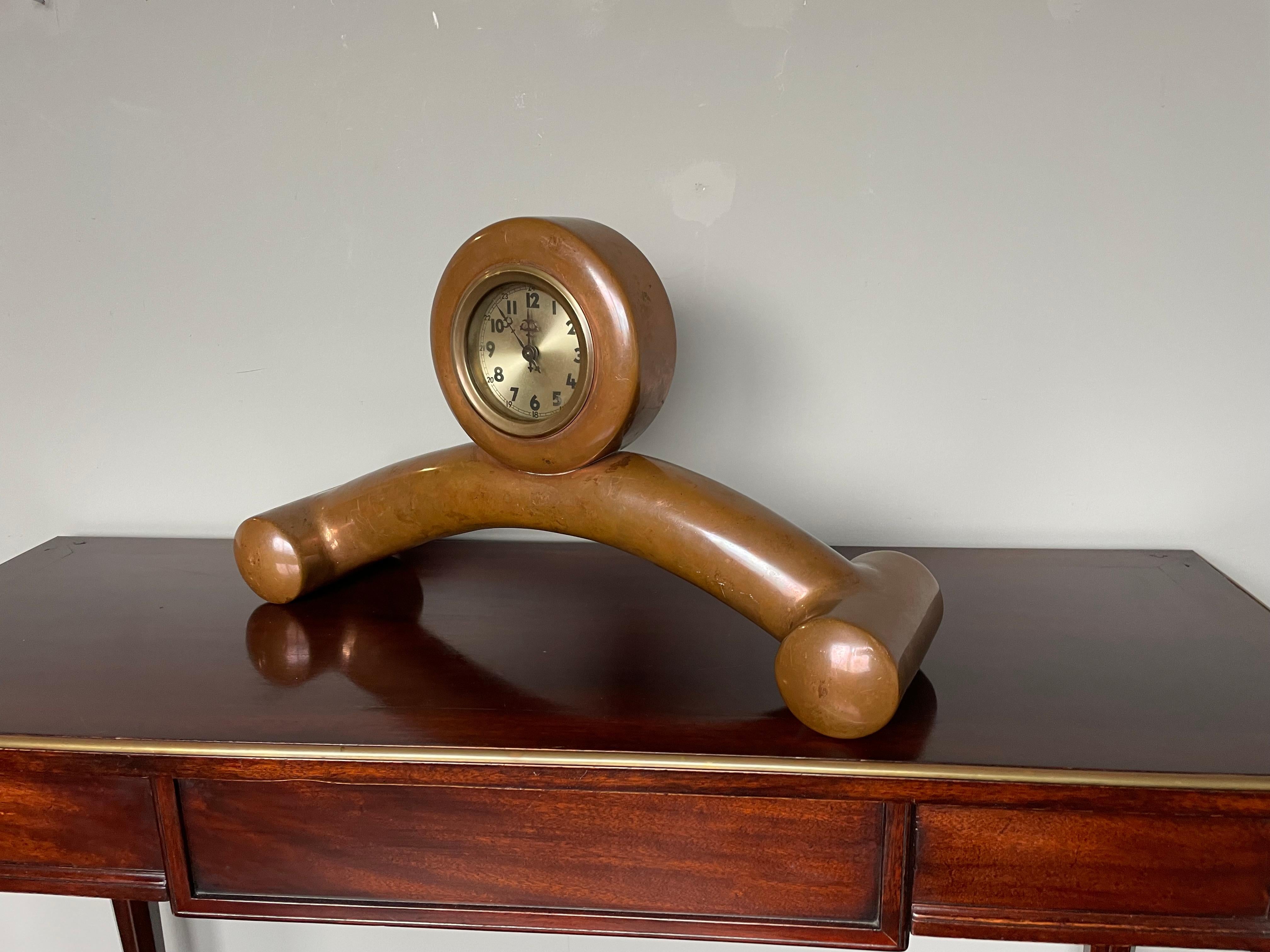 Forgé Horloge de cheminée ou de table unique, élégante et entièrement fabriquée à la main en cuivre de style Art déco en vente