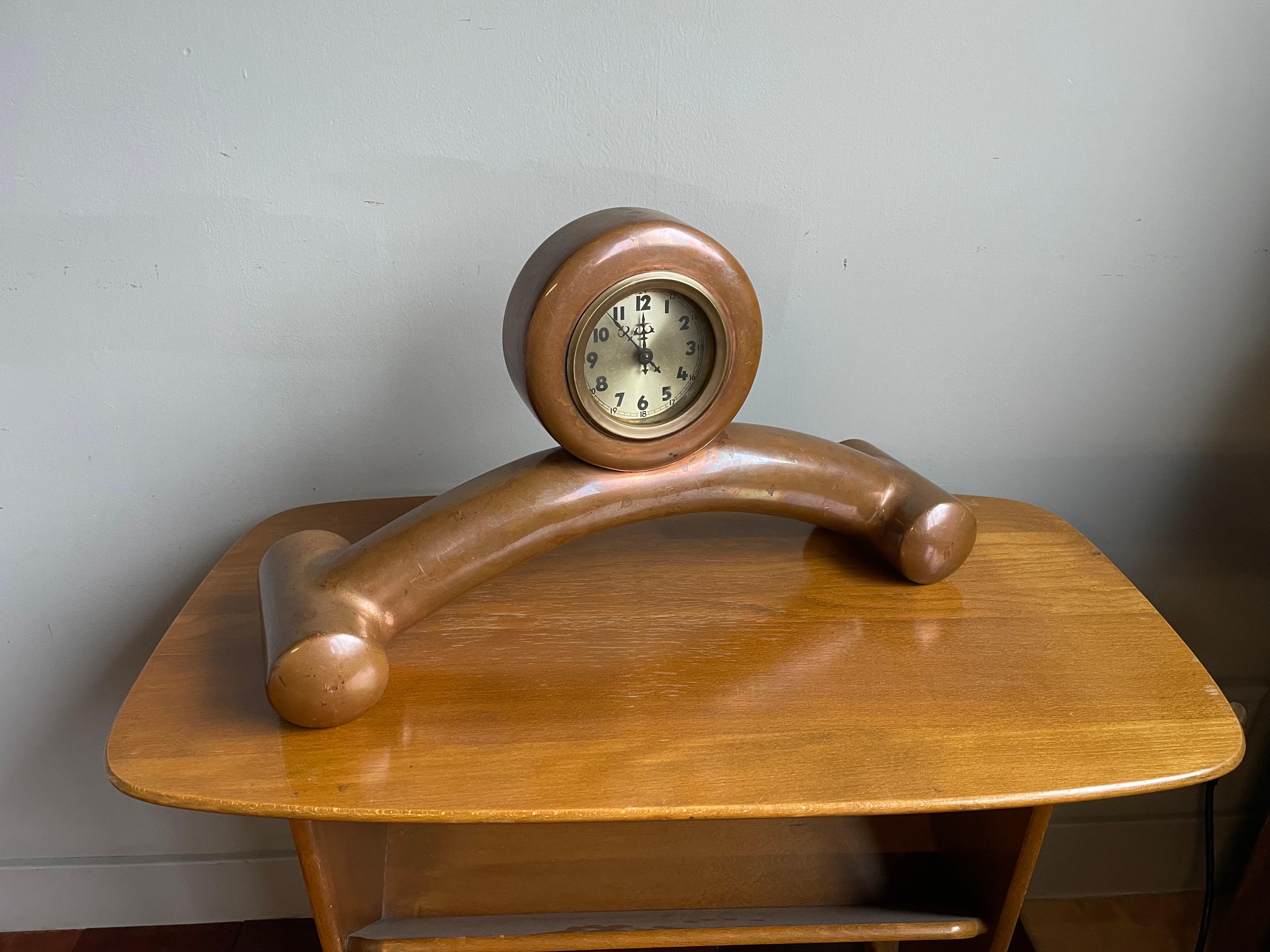 20ième siècle Horloge de cheminée ou de table unique, élégante et entièrement fabriquée à la main en cuivre de style Art déco en vente