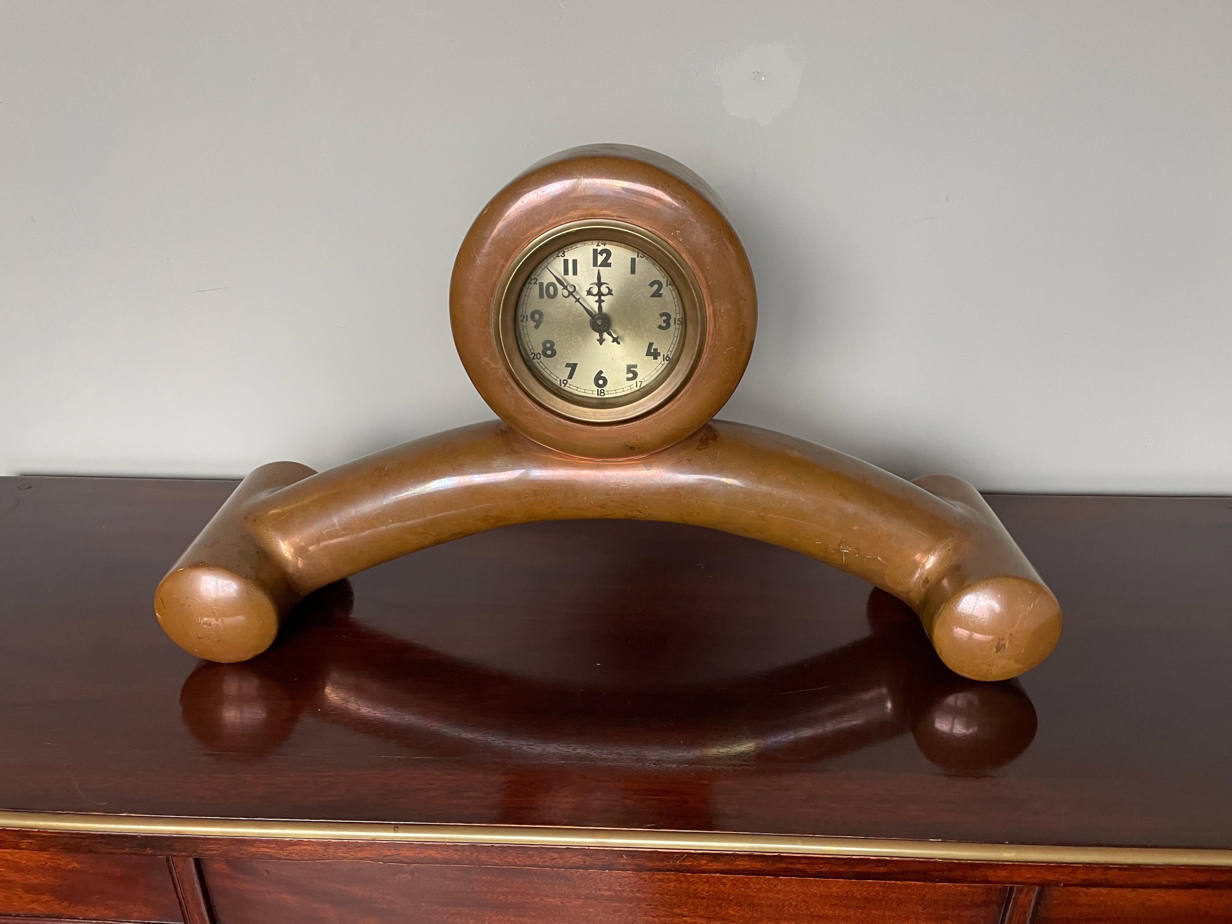 Laiton Horloge de cheminée ou de table unique, élégante et entièrement fabriquée à la main en cuivre de style Art déco en vente