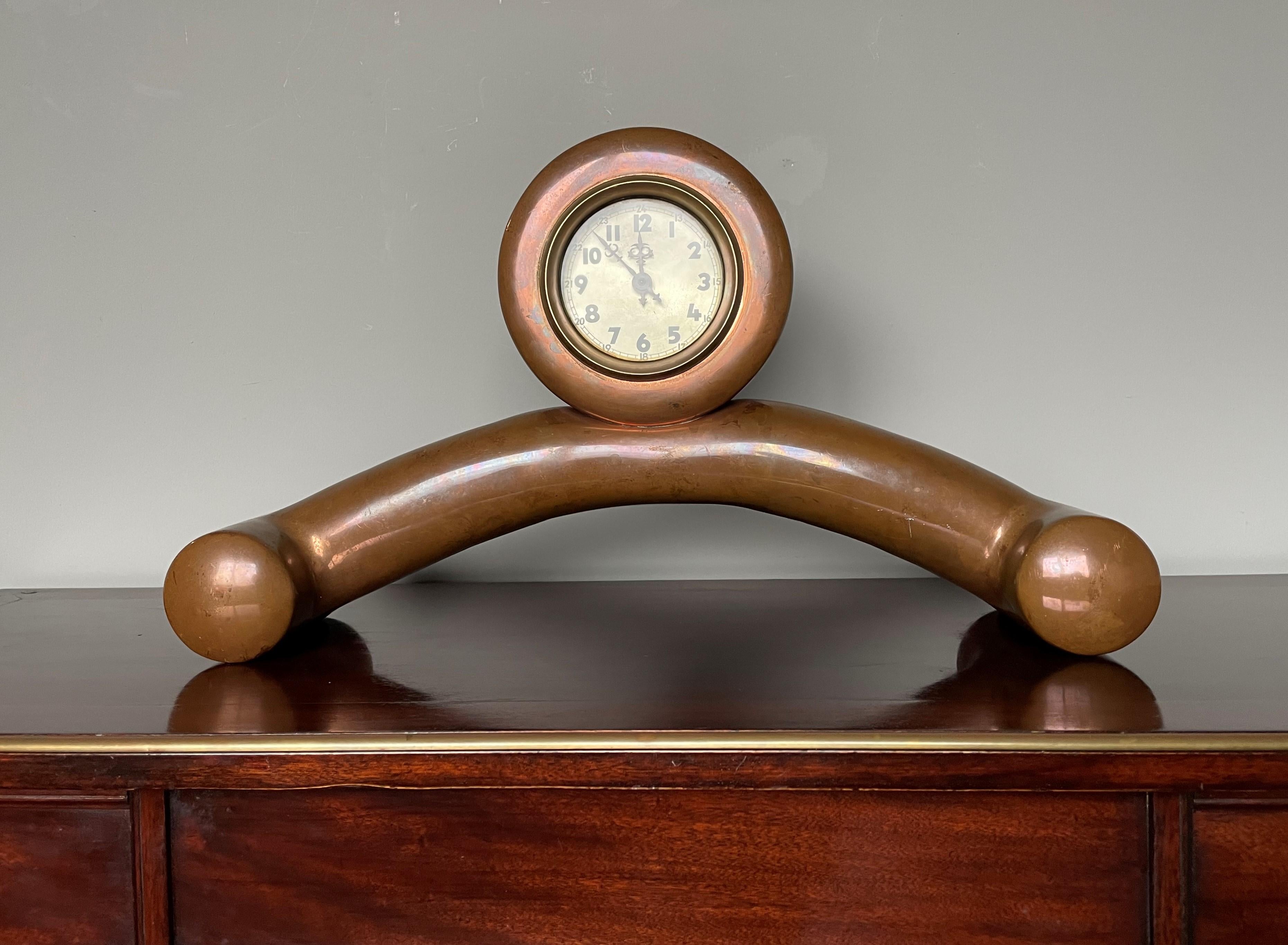 Horloge de cheminée ou de table unique, élégante et entièrement fabriquée à la main en cuivre de style Art déco en vente 1