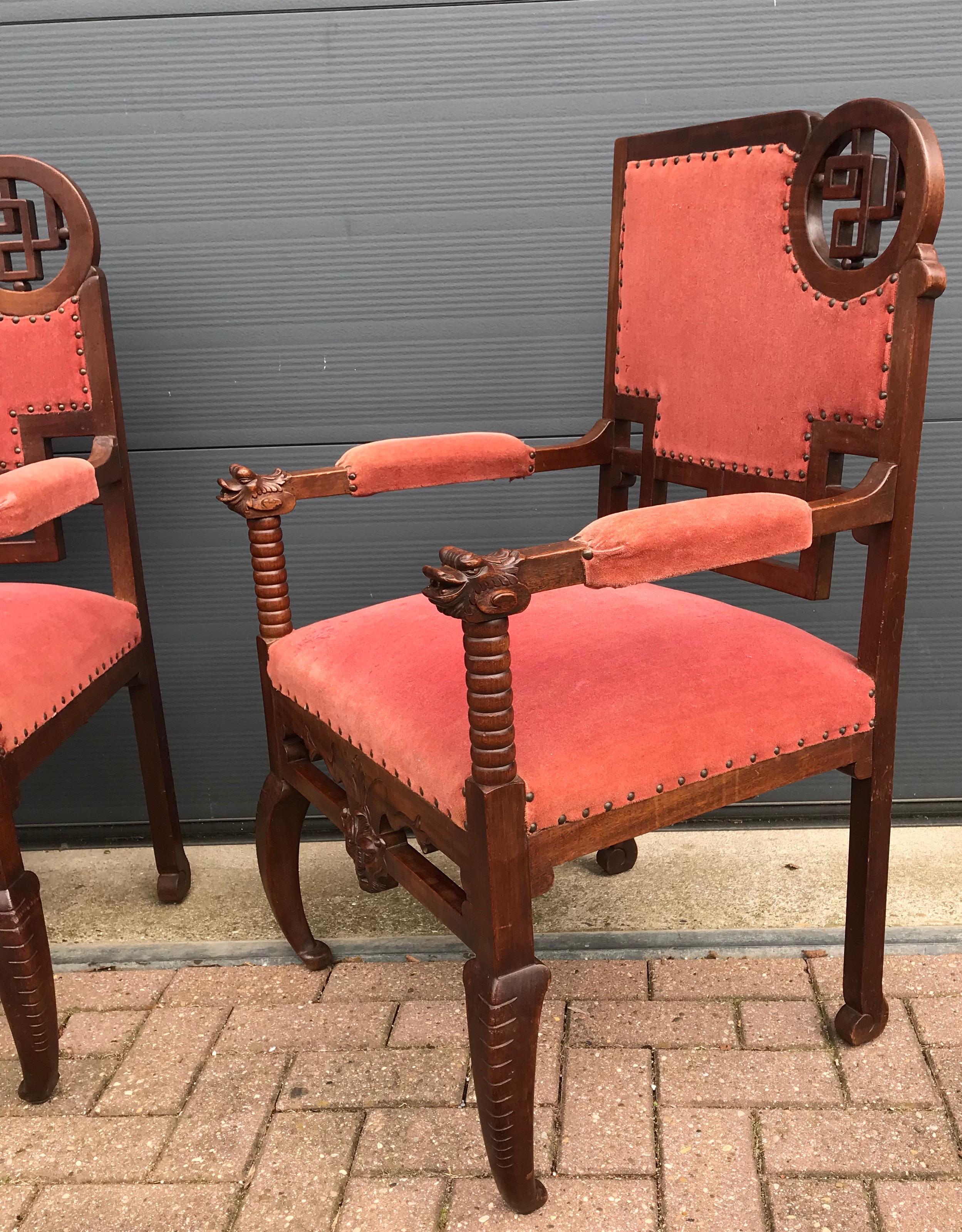 Paire de fauteuils japonais uniques et élégants avec sculptures d'accoudoirs en forme de poissons et de dragons en vente 6